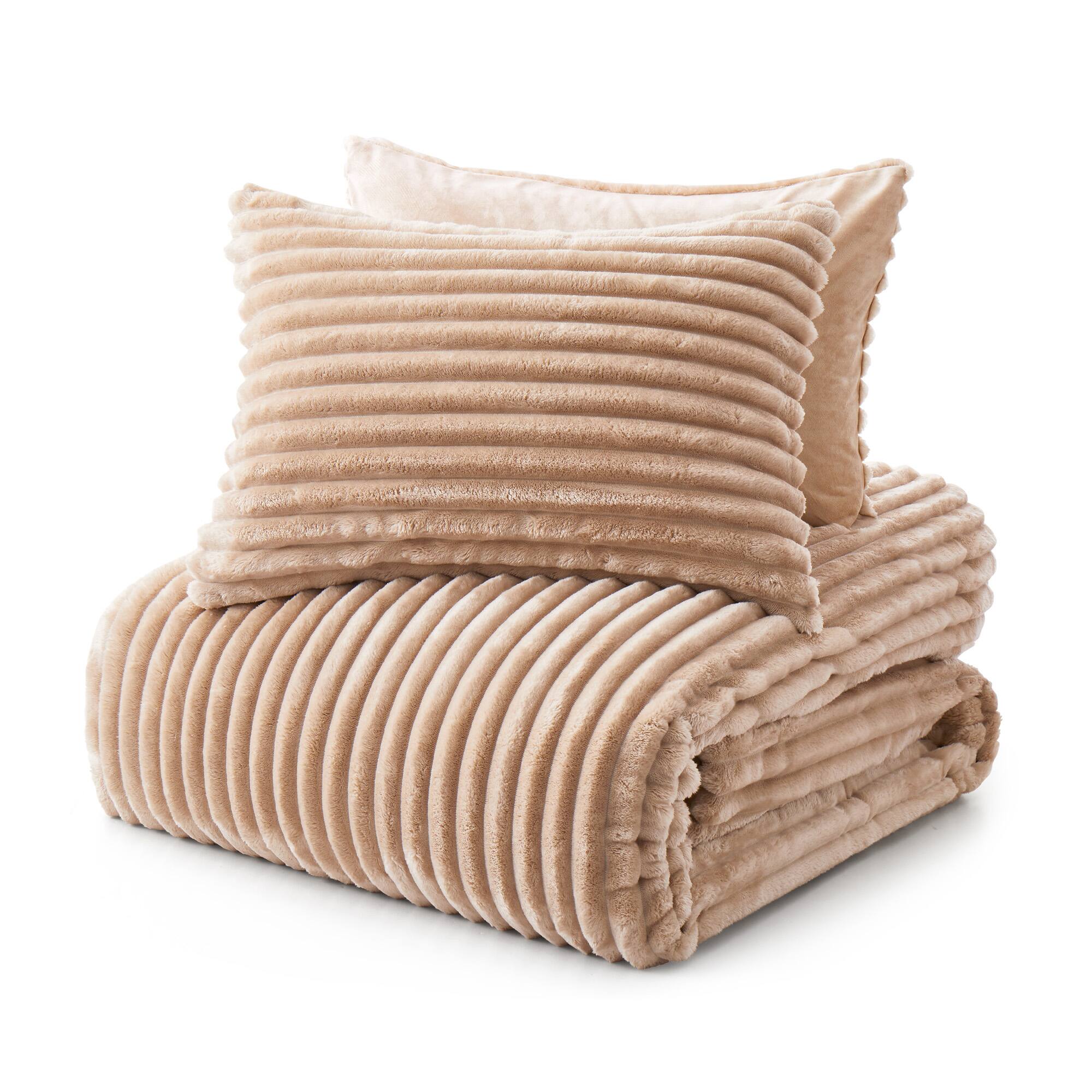 Left. Peace Nest - Peace Nest Flannel Fleece Plush Fuzzy Comforter Set Fluffy Bedding Set with 2 Pillowcases - Camel.