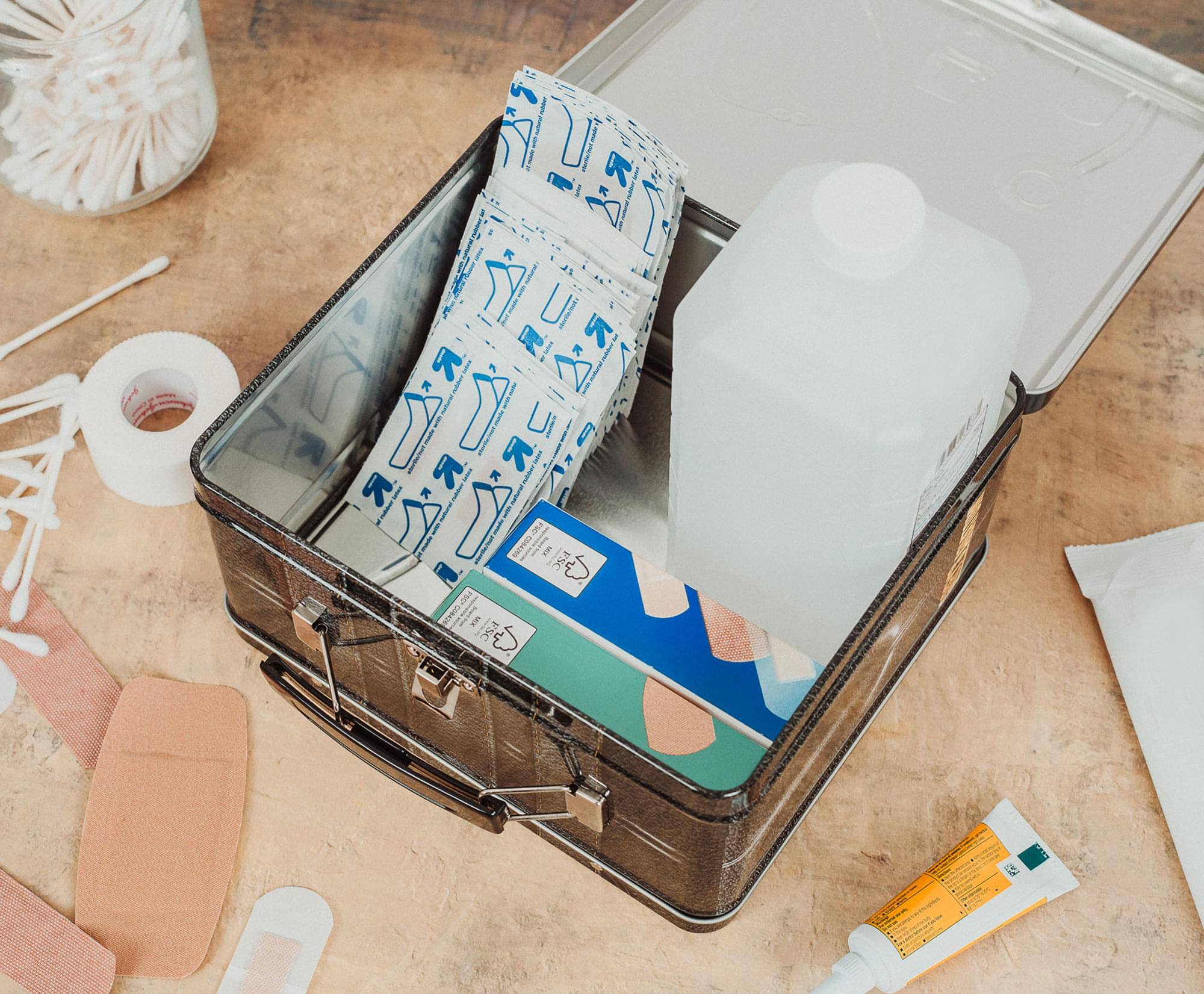 The text in the image appears to be a mix of letters and symbols. Here is the corrected and grouped text:

- natural
- I R K nEser
- natural
- E FSC
- COMOR
- E E FSC

It seems like there might be some misinterpretation or distortion in the text, making it difficult to accurately group or correct.