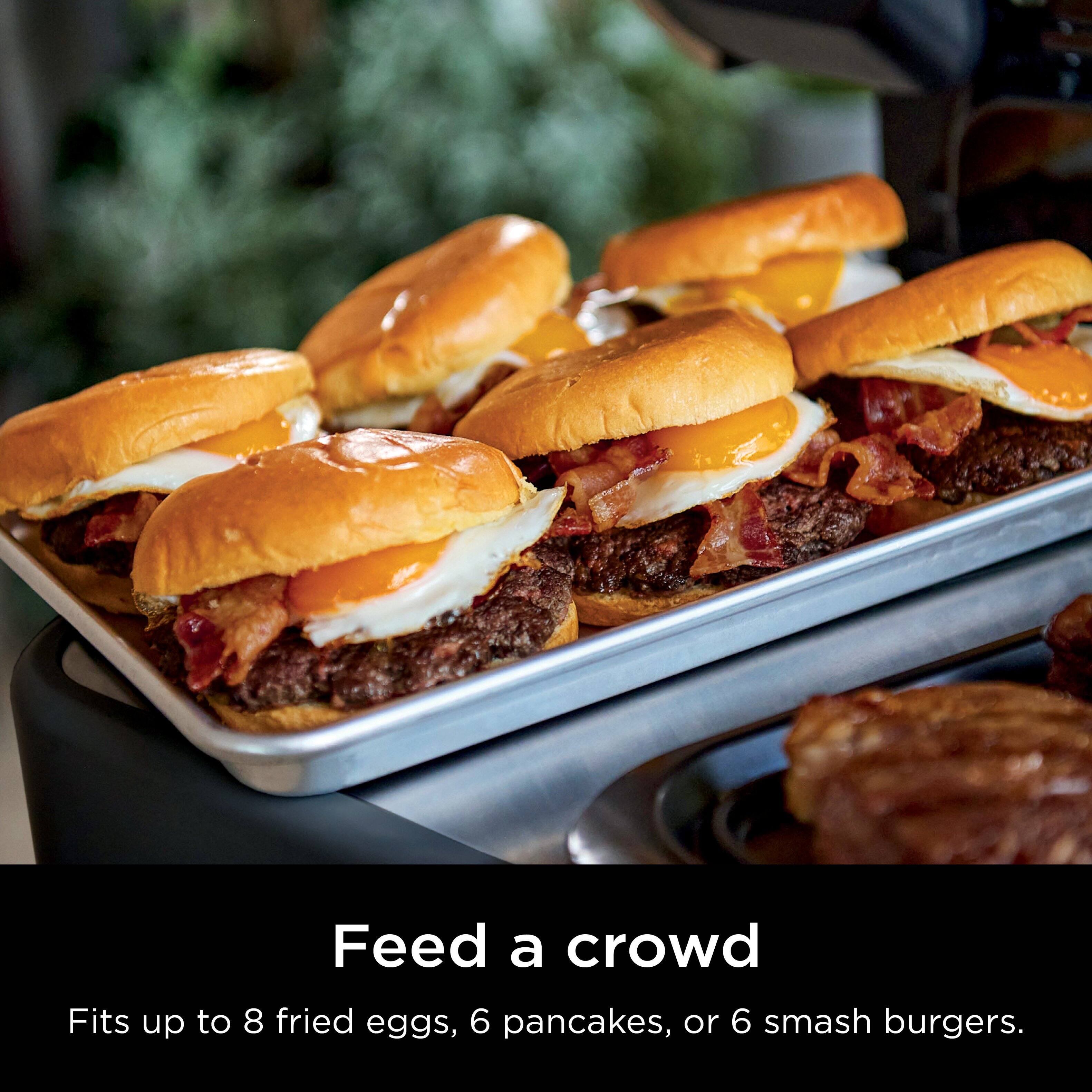 Feed a crowd. Fits up to 8 fried eggs, 6 pancakes, or 6 smash burgers.