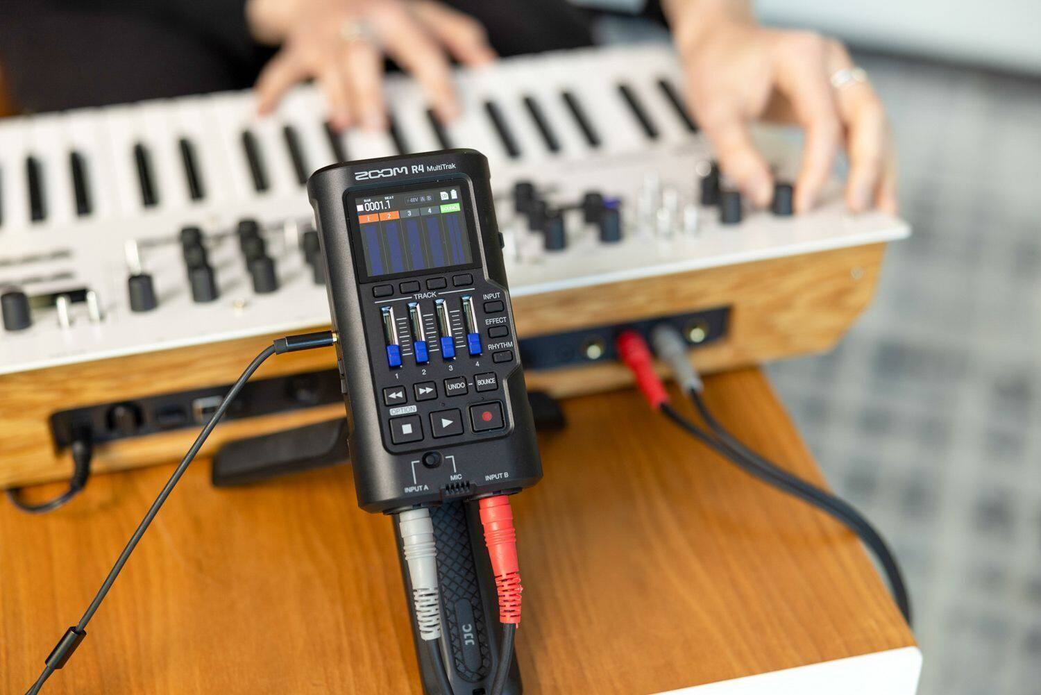 R4 MultiTrak MOOS - - 0001.1  
1 2 a 4 3 CD TRACK INPUT EFFECT RHYTHM 2 1 4 KDS 4 3 OUNCE UNDO  
INPUT A 7 MIC 444AA INPUT 0 D JJC KH
