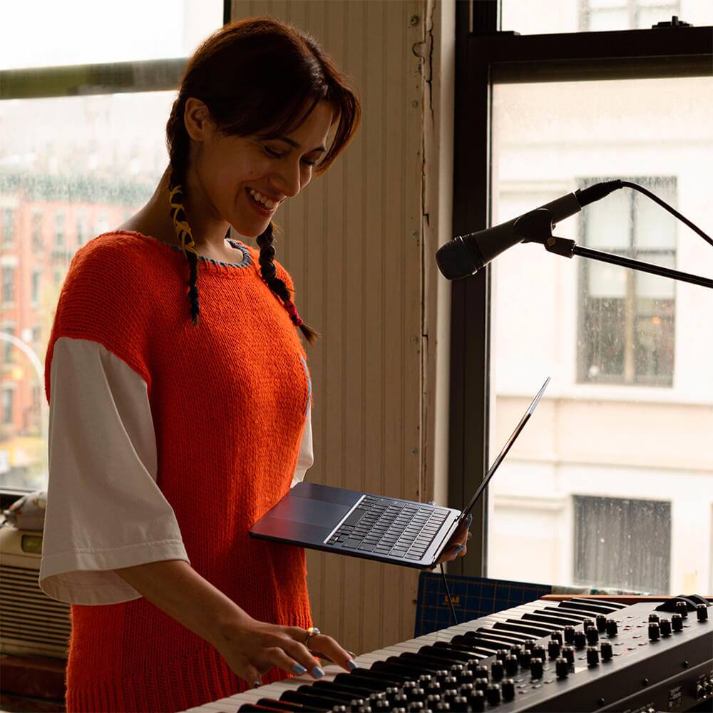 Alt View 5. Apple - 13.6" Laptop with M2 Chip – 8 GB RAM – 256 GB SSD – Recertified.