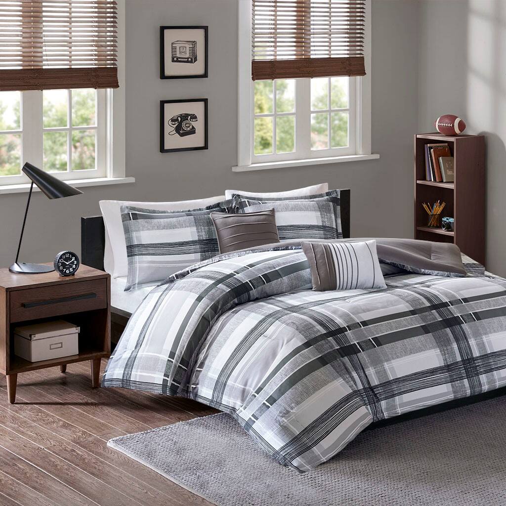 Alt View 1. Gracie Mills - Gracie Mills Marianthi Modern Plaid Comforter Set - Black.