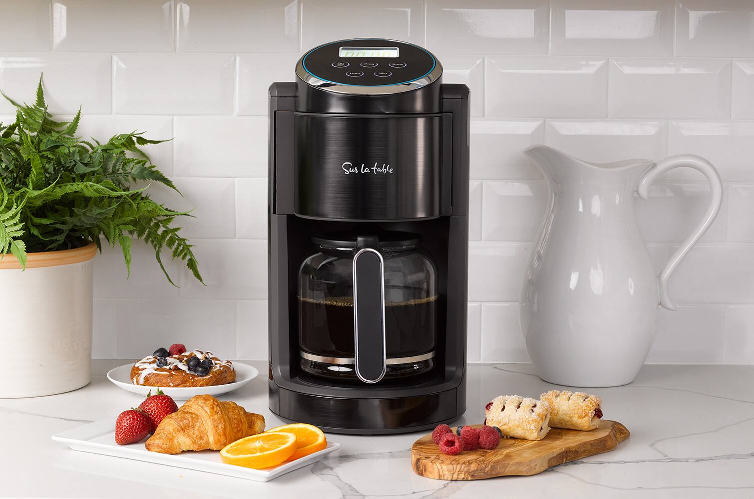 The text on the image is "Sur la table."