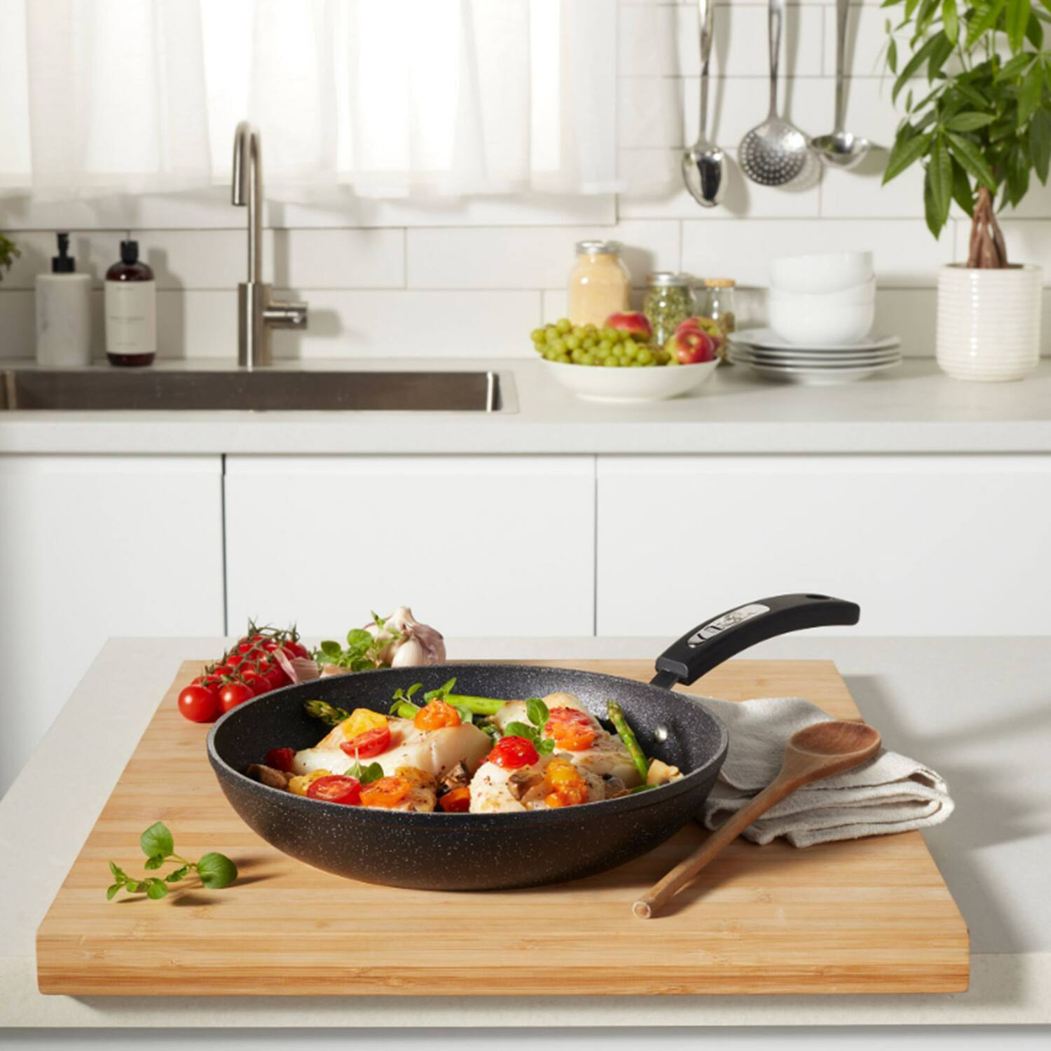 Back. THE ROCK by Starfrit - Fry Pan 8" The Rock Series - Black.