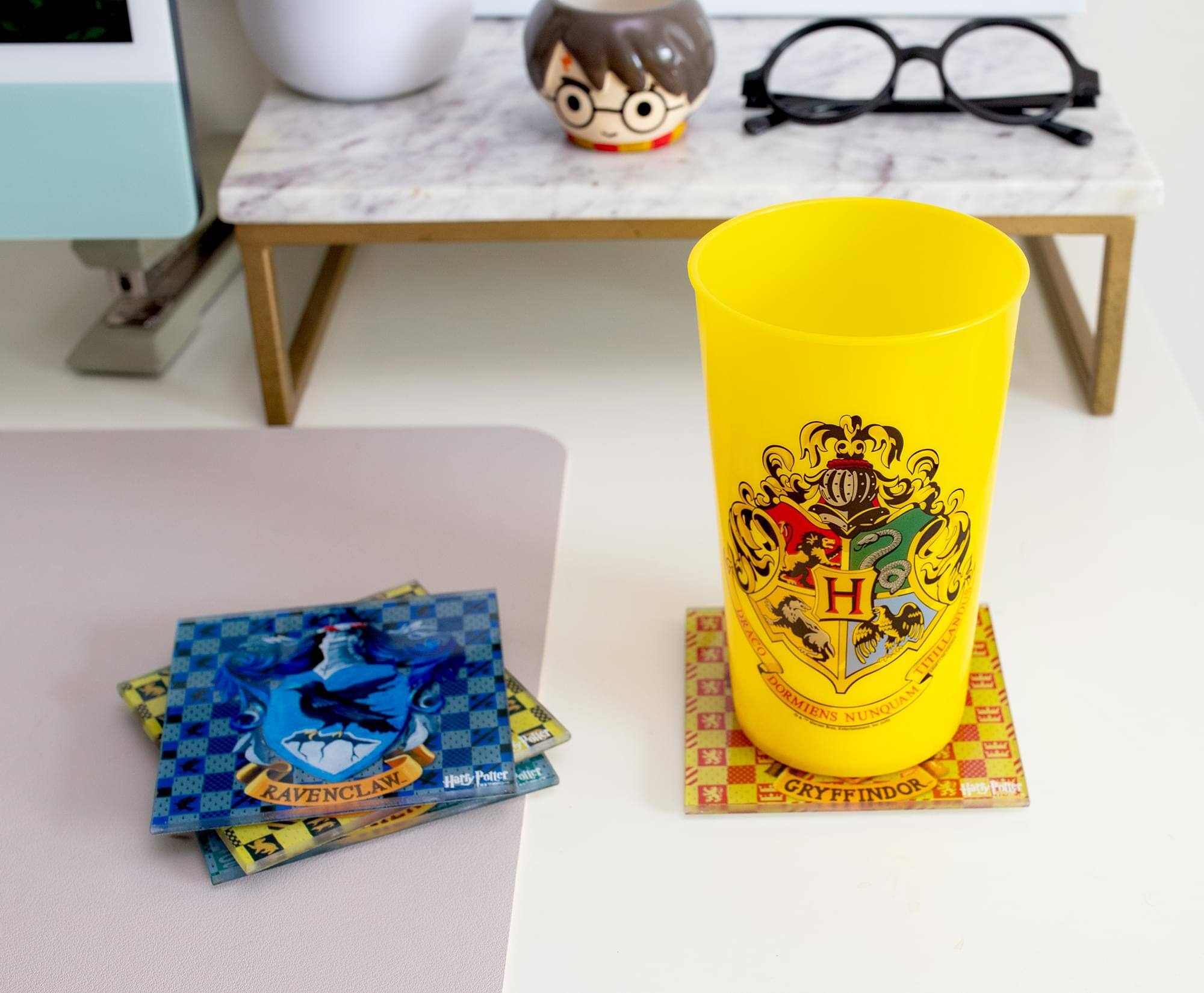 Sure, here is the corrected and grouped text from the image:

- Peller Hats
- Polist
- RAVENCLAW
- G00
- a H C DRACO ANYTILI
- ED DORMIENS NUNQUAM
- GRYFFINDOR
- Pi

(Note: The text appears to be a mix of different phrases and possibly misspelled or incomplete words. The grouping is based on the visual arrangement in the image.)