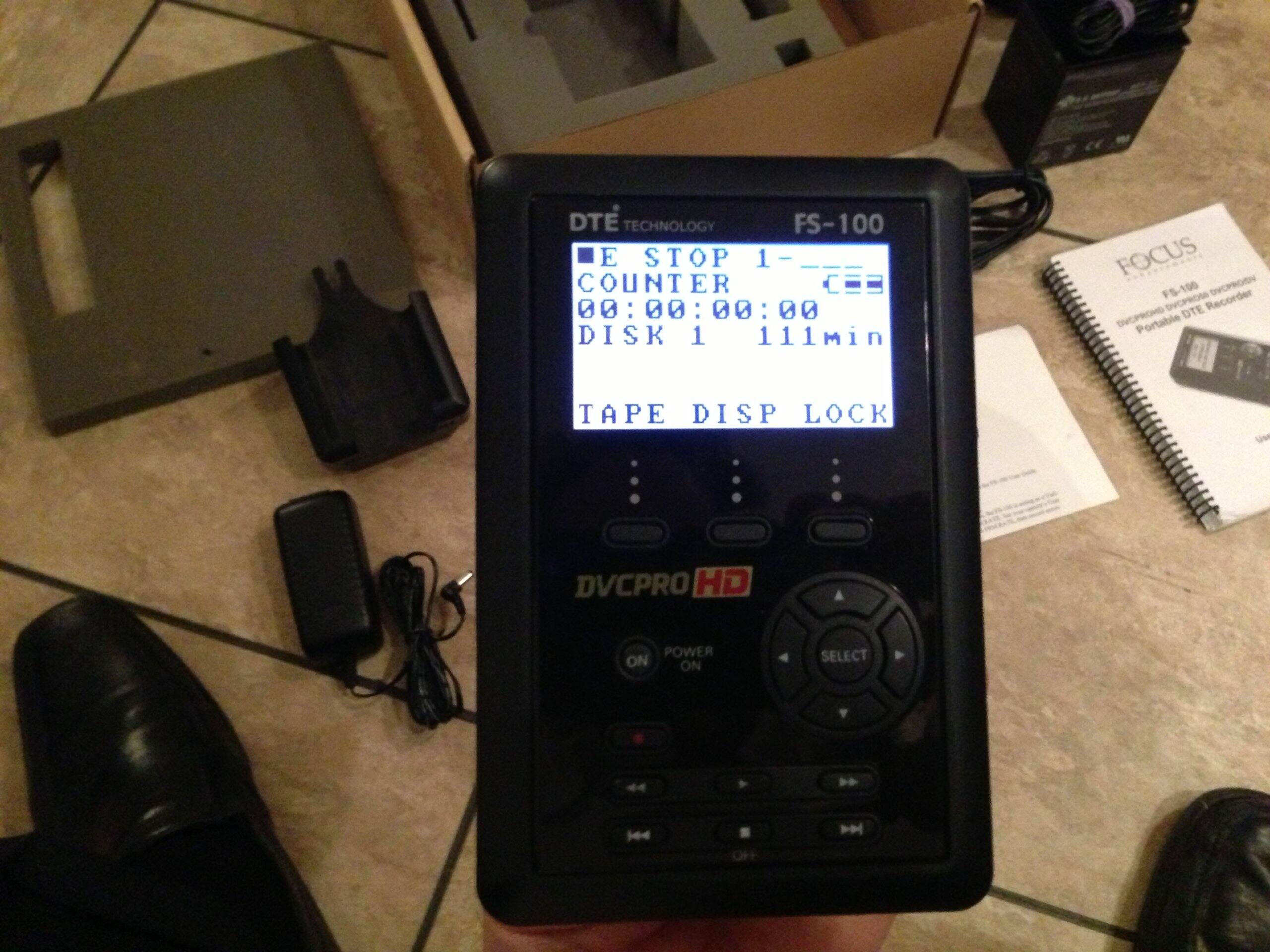 DTE TECHNOLOGY FS-100  
E STOP 1  
COUNTER 00:00:00:00  
DISK 1 111min  
TAPE DISP LOCK  

DTE Recorder SVC PRO HD  
FOCUS FS-100  
DVCPRO HD  
POWER ON  
SELECT 4