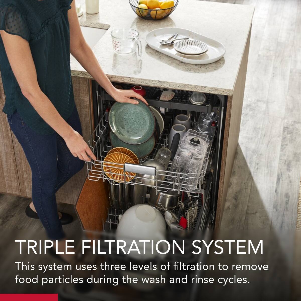 TRIPLE FILTRATION SYSTEM  
This system uses three levels of filtration to remove food particles during the wash and rinse cycles.