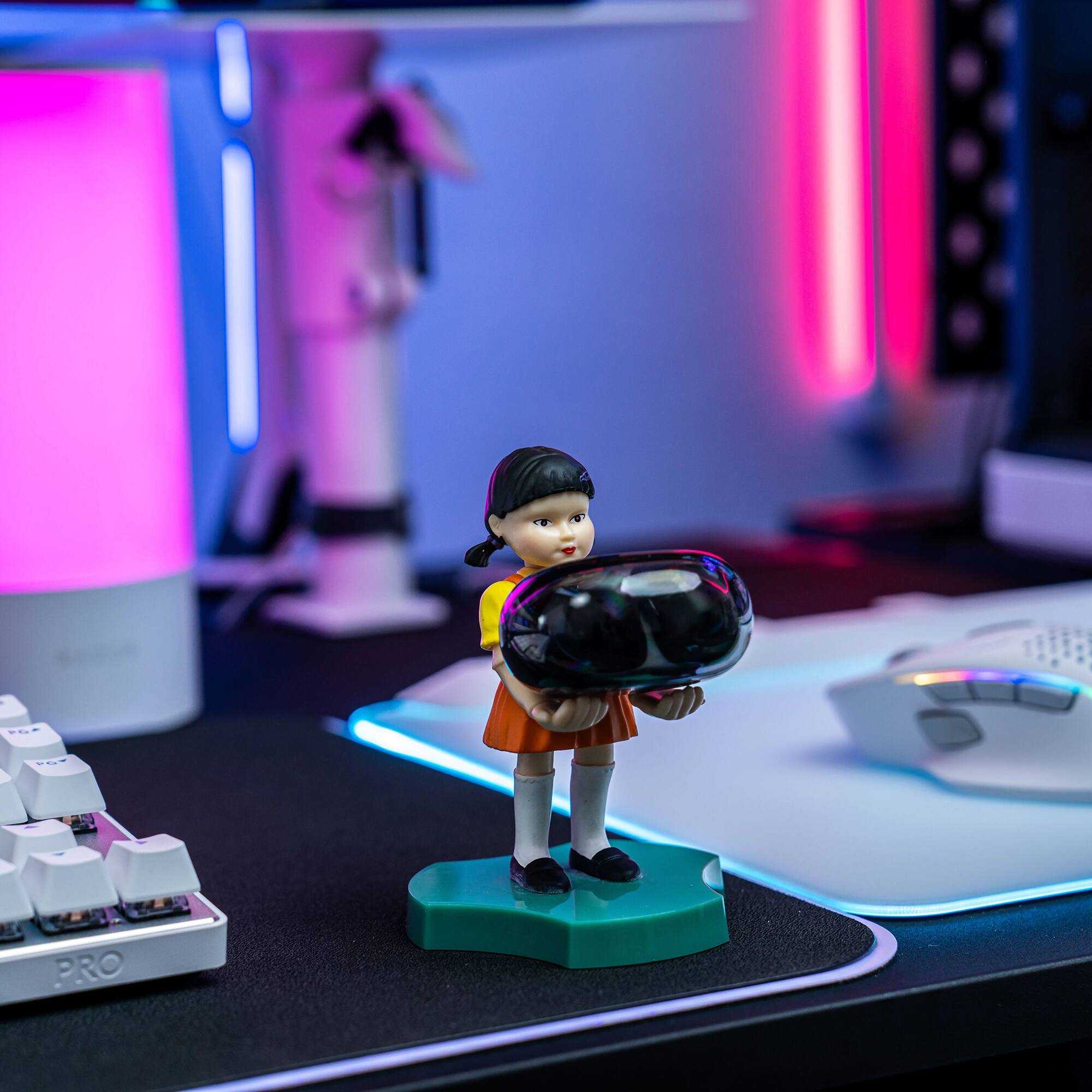 Alt View 11. Cable Guys by Exquisite Gaming - Cable Guys: Squid Games - Young-Hee Girl Earbud & Phone Holder.