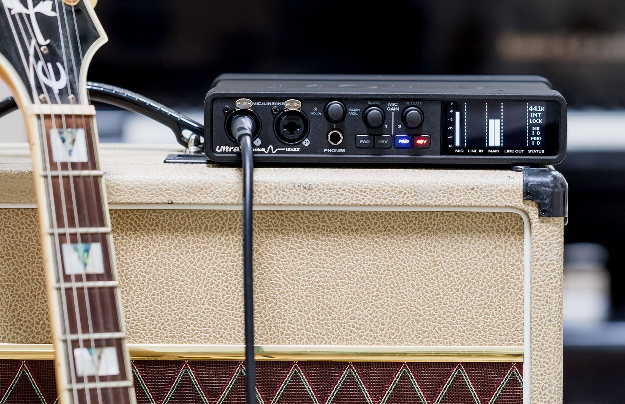 PUSH MIC/LINE/INS BACK MIC SELECT PUSH  
MAIN GAIN  
VOL 1 2  
PAD 48V PAD 48V  
Ultral mk5 N2 1EXIE PHONES  
2 -30 A8  
MIC LINE IN 44.1k INT LOCK DIG I/O MIDI I/O  
MAIN LINE OUT STATUS