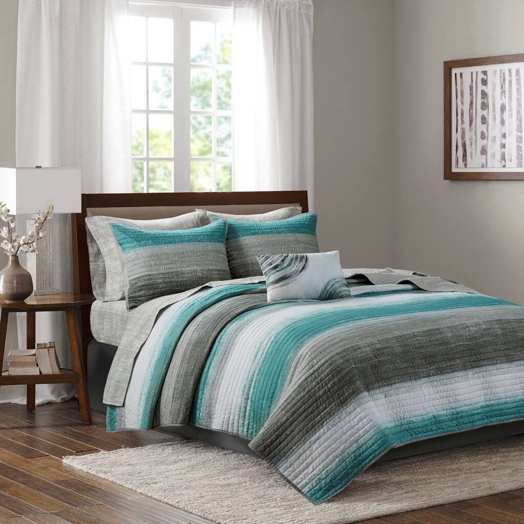 Alt View 1. Gracie Mills - Gracie Mills Ianne Modern 8-Piece Watercolor Stripe Quilt Set with Cotton Bed Sheets - Aqua.