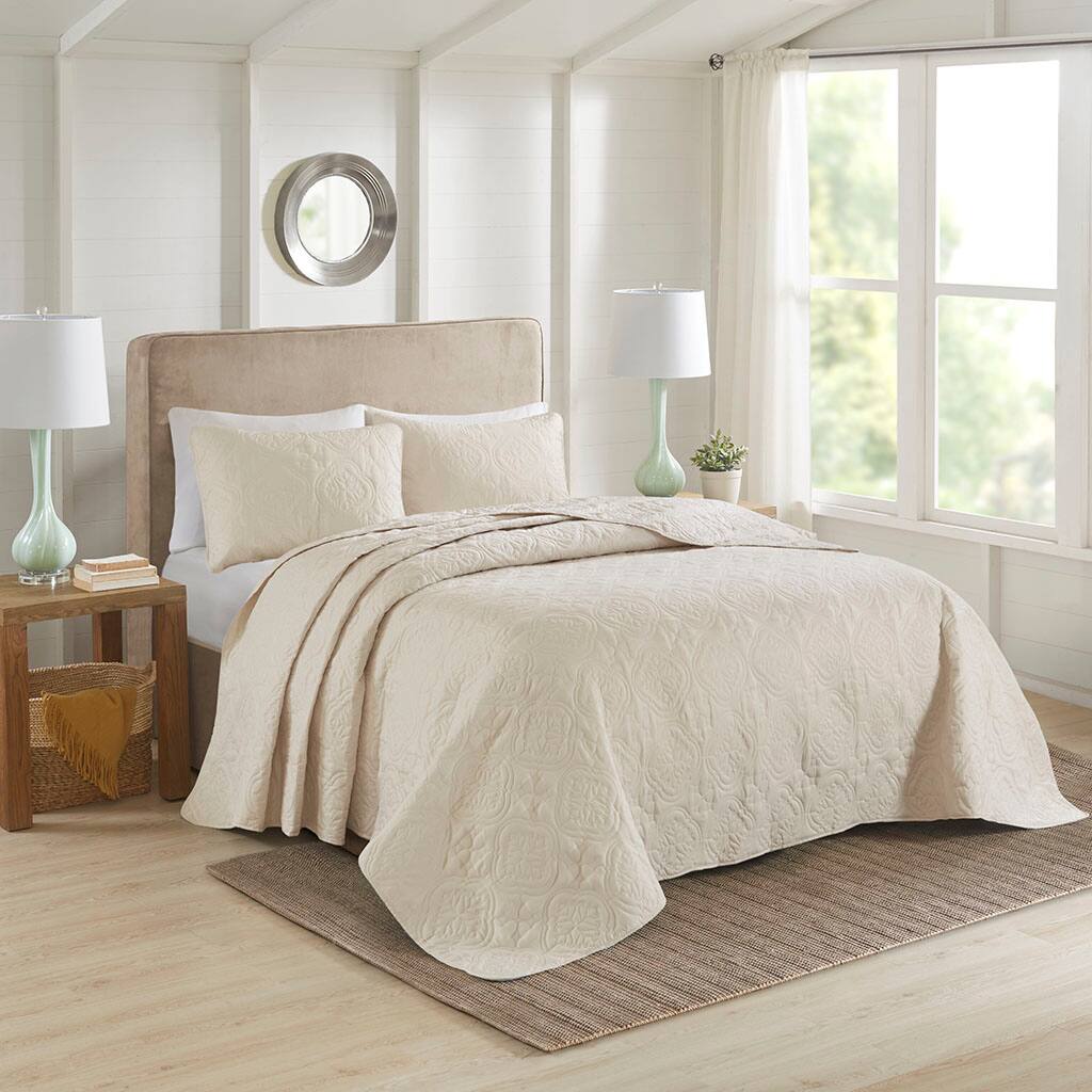 Alt View 1. Gracie Mills - Gracie Mills McCormick 3 Piece Reversible Bedspread Set - Cream.