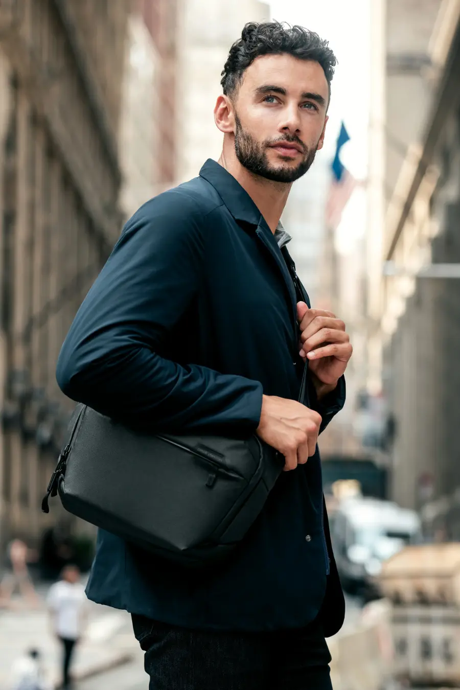 Alt View 20. Peak Design - Everyday Sling V2 6L - Black.