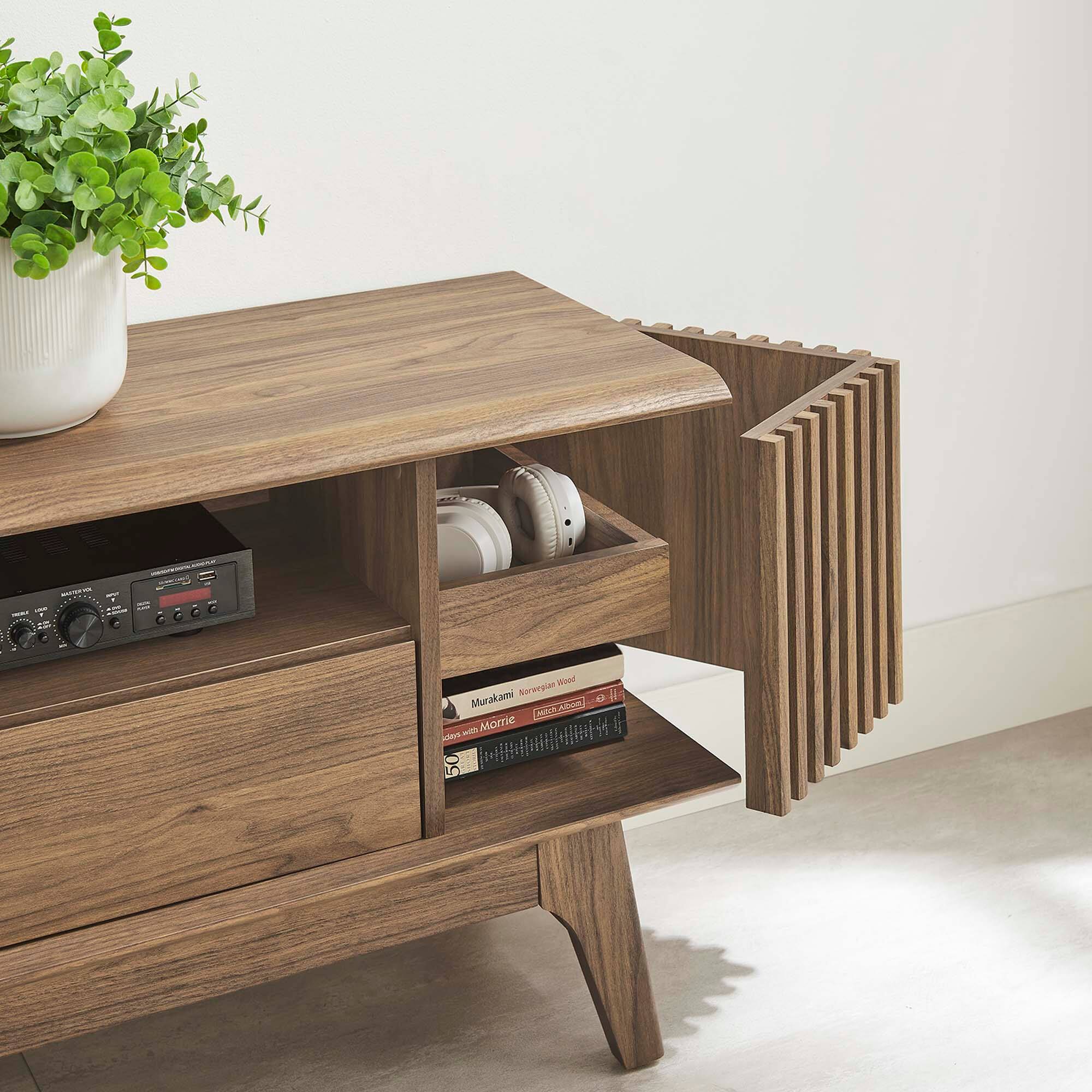 Sure, here is the corrected and grouped text from the image:

- Nriengian Marakami
- MARADA
- A MCE
- Momne a 50 1s

- Murakami
- Neverwhere
- Days with Marrie
- 50

- The Art of Wood