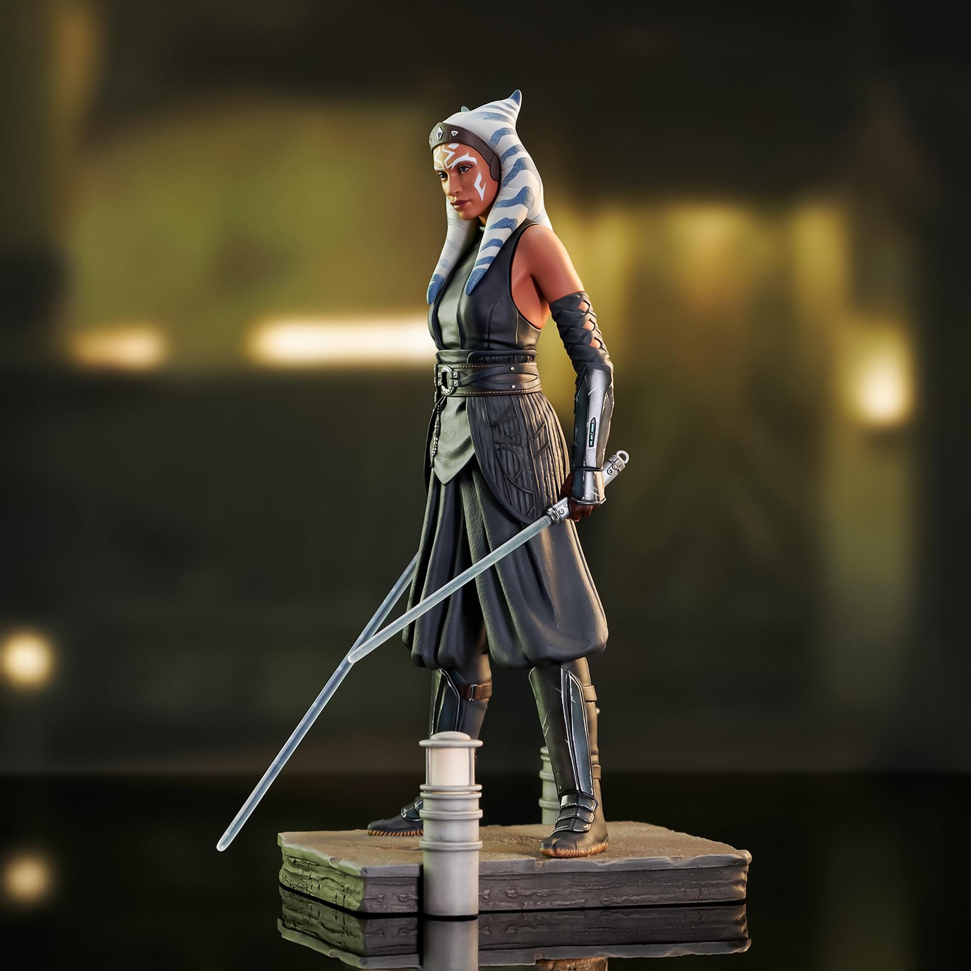 Alt View 2. Diamond Select Toys - Star Wars: The Mandalorian Ahsoka Premier Collection 1:7 Scale Statue - Multi-Colored.