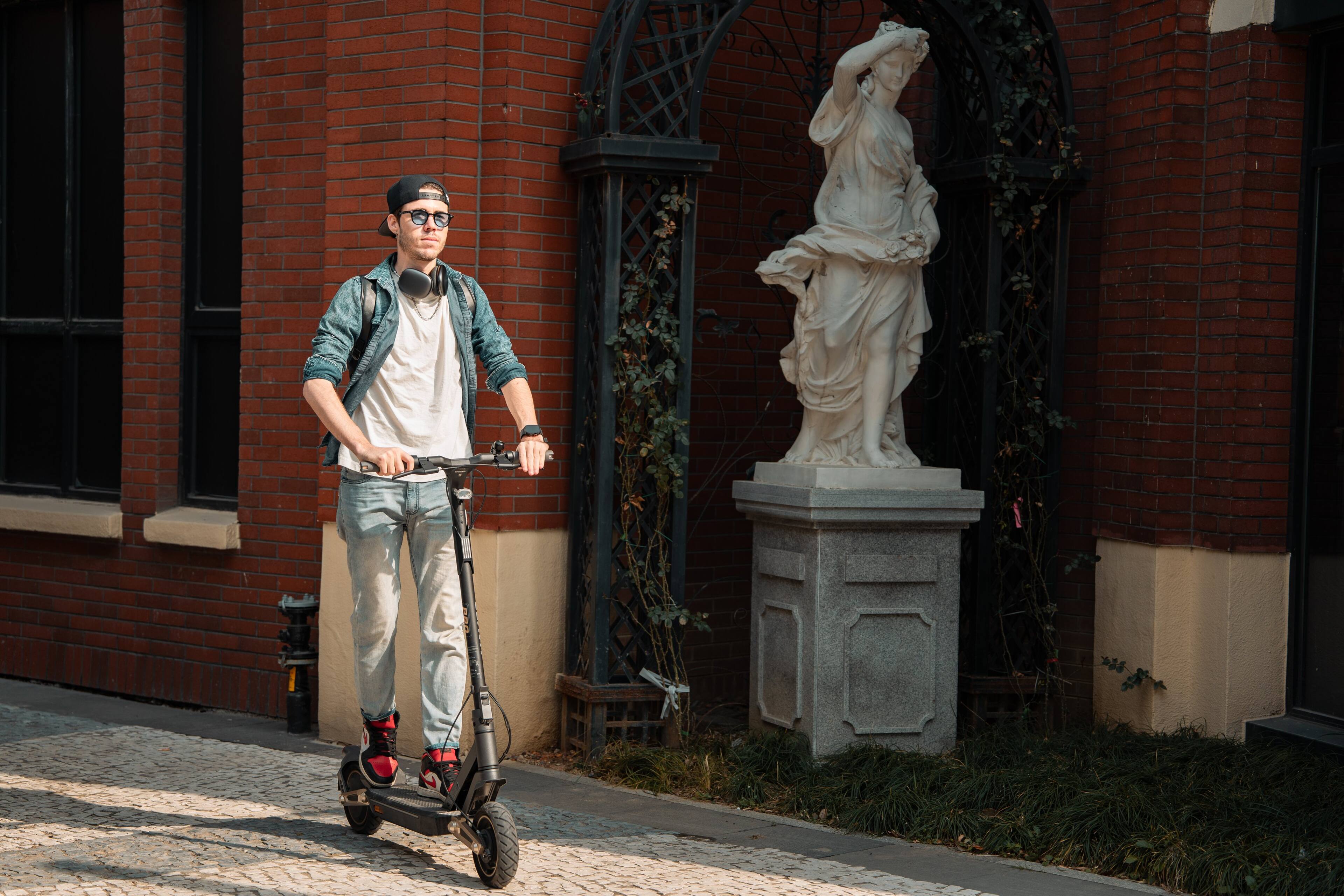 Alt View 18. NAVEE - ST3 Electric Scooter w/37.3 miles Max Operating Range & 24.9 mph Max Speed - Black.