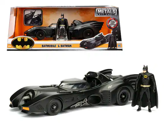METALS
DIE CAST
BATMOBILE & BATMAN™
8+
BATMOBILE & BATMAN™
DIE CAST FIGURE
DC