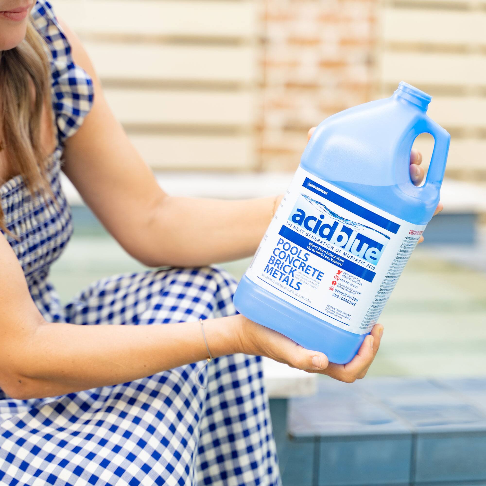 acidblue  
THE NEXT GENERATION  
COOLS CONCRETE, BRICK, METALS  
MURIATIC ACID  
Vapor Corrosive  
DANGER  
CORROSIVE  
POISON