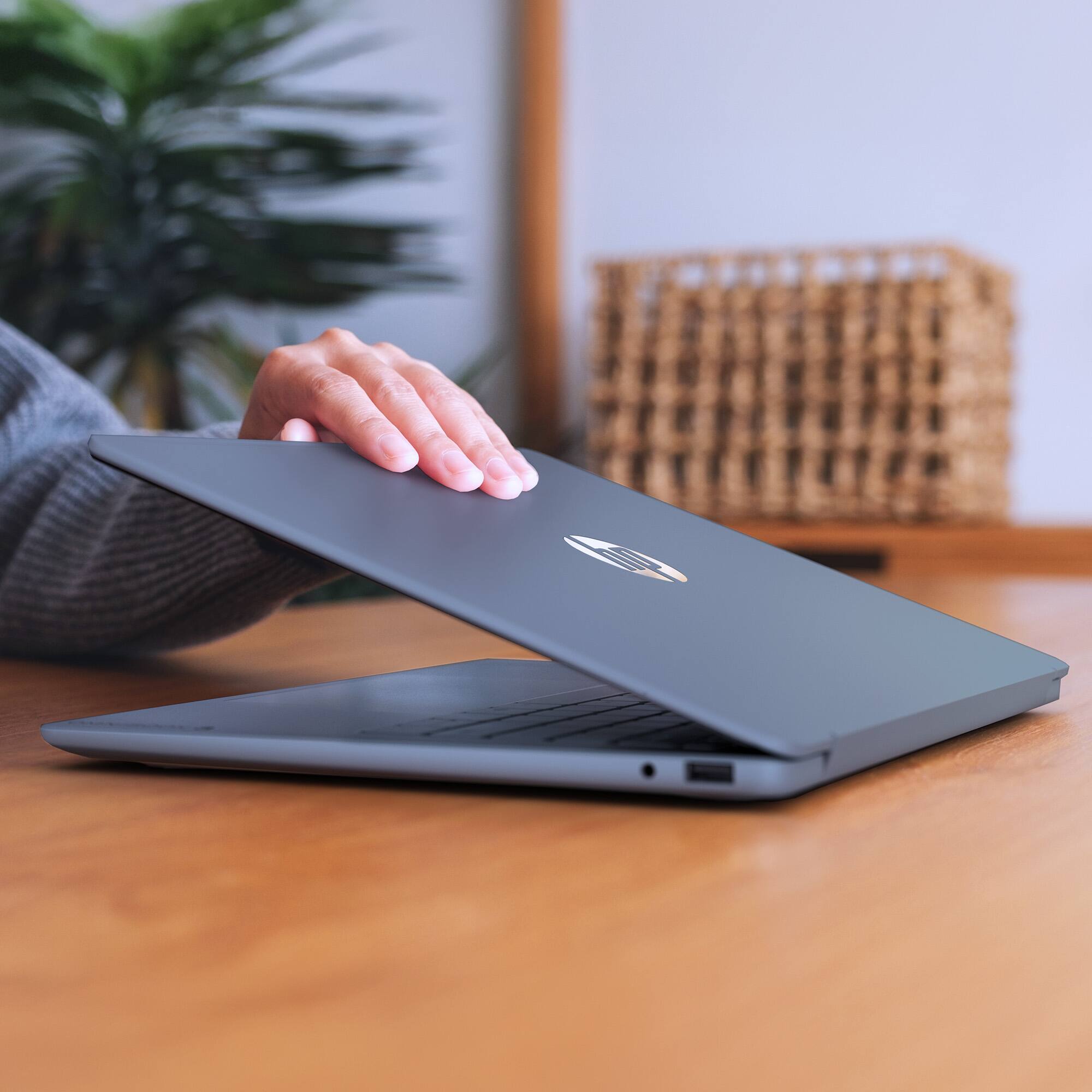 Alt View 11. HP - OmniBook 3 - 14" 2K Touchscreen Laptop - Snapdragon X - 16GB Memory - 512GB SSD - Copilot+ PC - Starlit Blue.