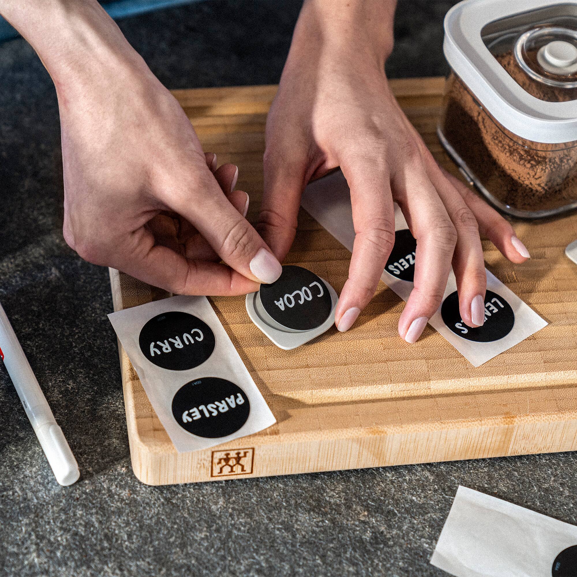 CURLY  
CURRY  
PARSLEY  
LEA  
S