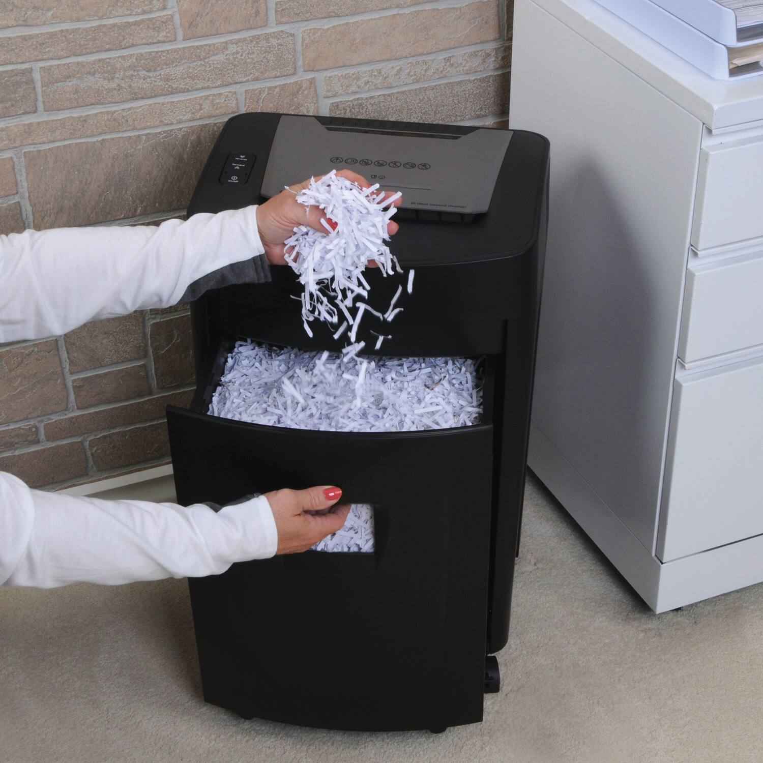 Back. Royal - Royal 95000b 260mx 20-sheet Crosscut Paper Shredder With Basket.