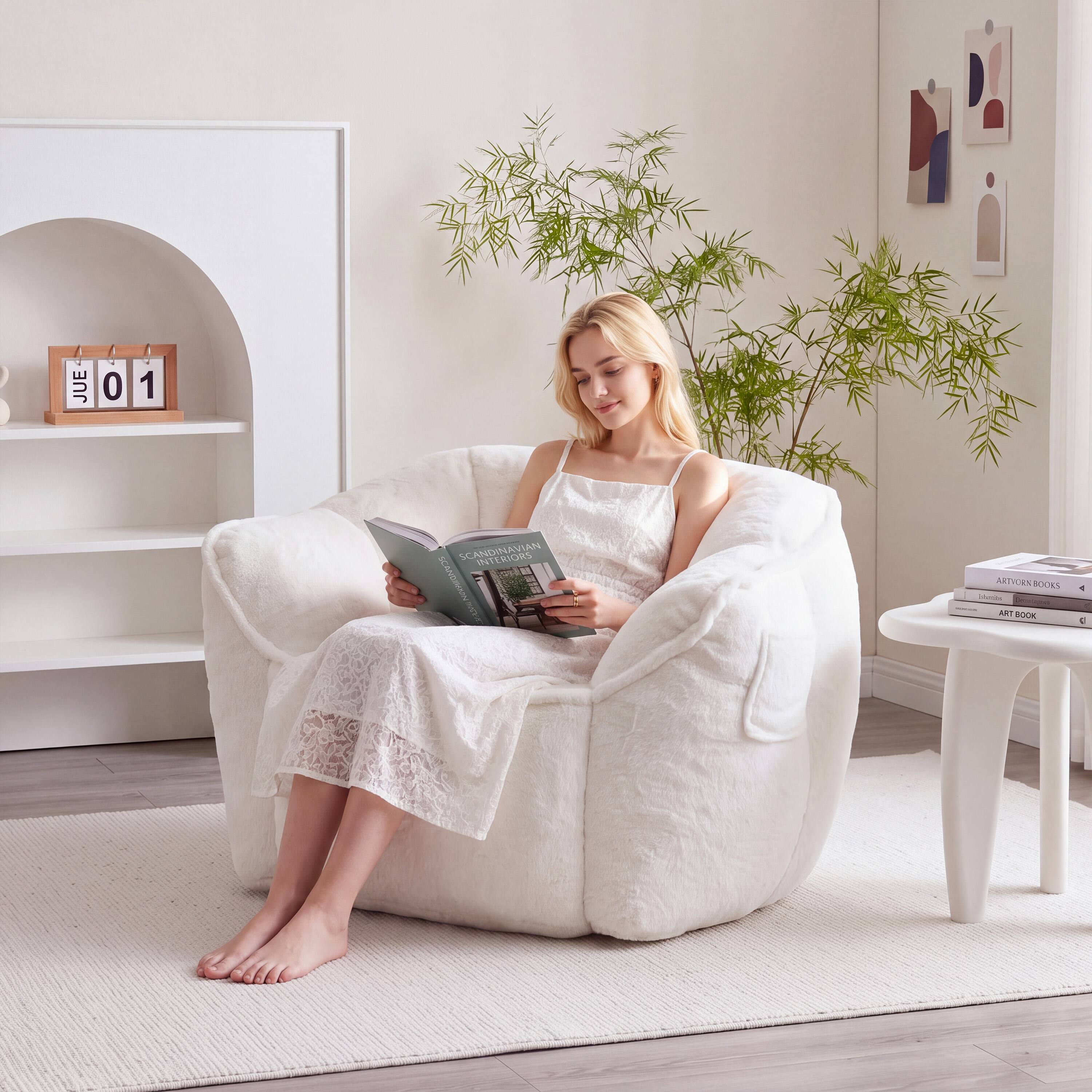 JUE  
01  
SCANDINAVIAN INTERIORS SCANDRATON  
ARTVORN BOOKS Vitamin TRA BOOK  
4 E