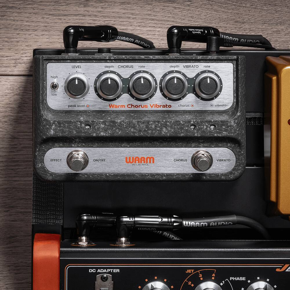 WARM AUDIO

LEVEL
depth
CHORUS
rate
depth
VIBRATO
rate

high
low
peak level

Warm Chorus Vibrato

EFFECT ON/OFF

WARM AUDIO

DC ADAPTER

JET
2 3 4
PHASE