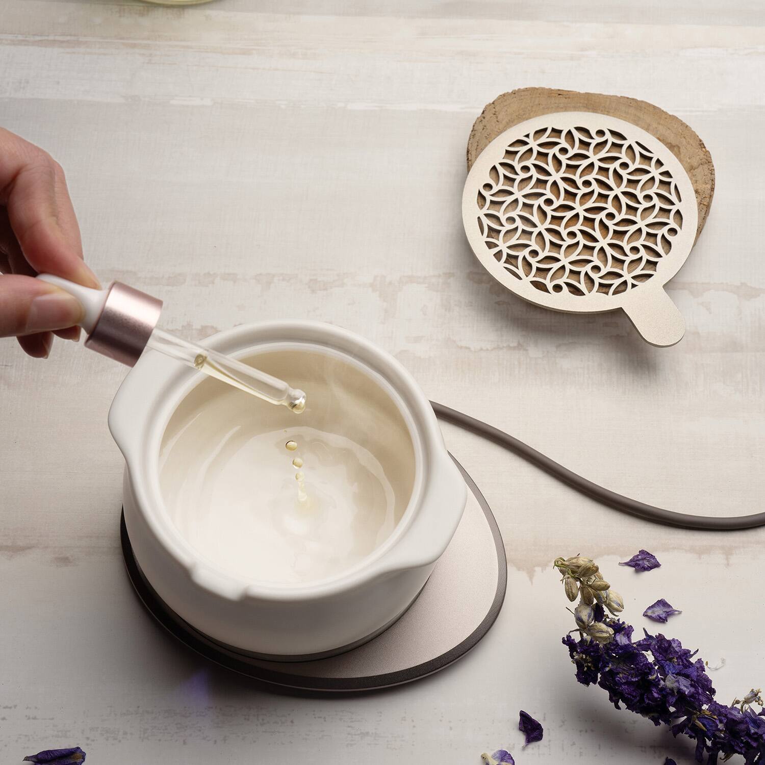 Left. OHOM - Jun Self-heating Diffuser Set - Jasmine White.