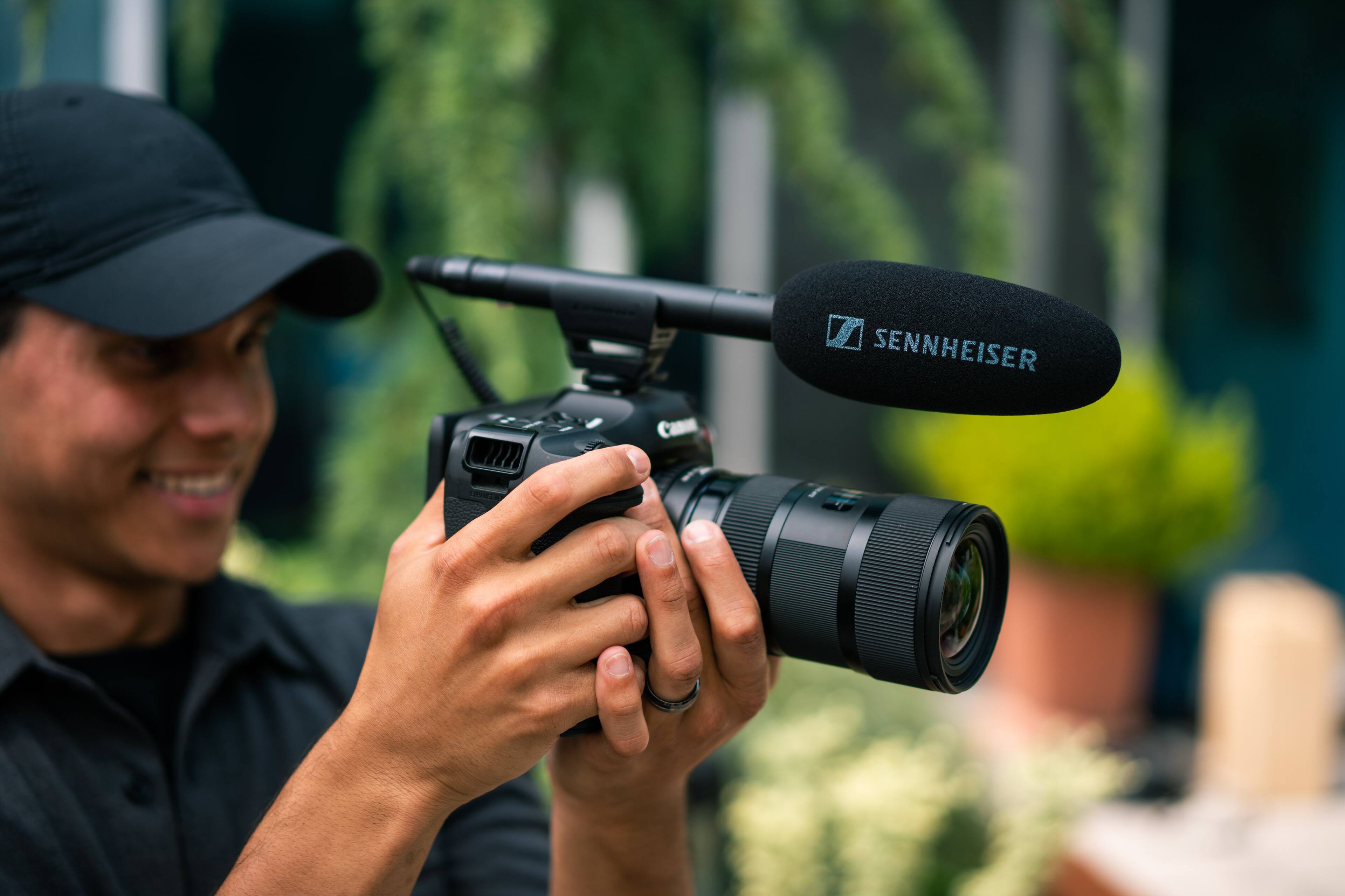 Alt View 23. Sennheiser - MKE 600 Camcorder Shotgun Microphone with Carrying Case, Shock Mount, Foam Windscreen - Black.