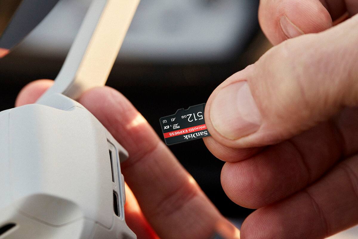 The text on the image reads: "1 GB 512 1 20 EX unato microSD EXPRESS SanDisk."