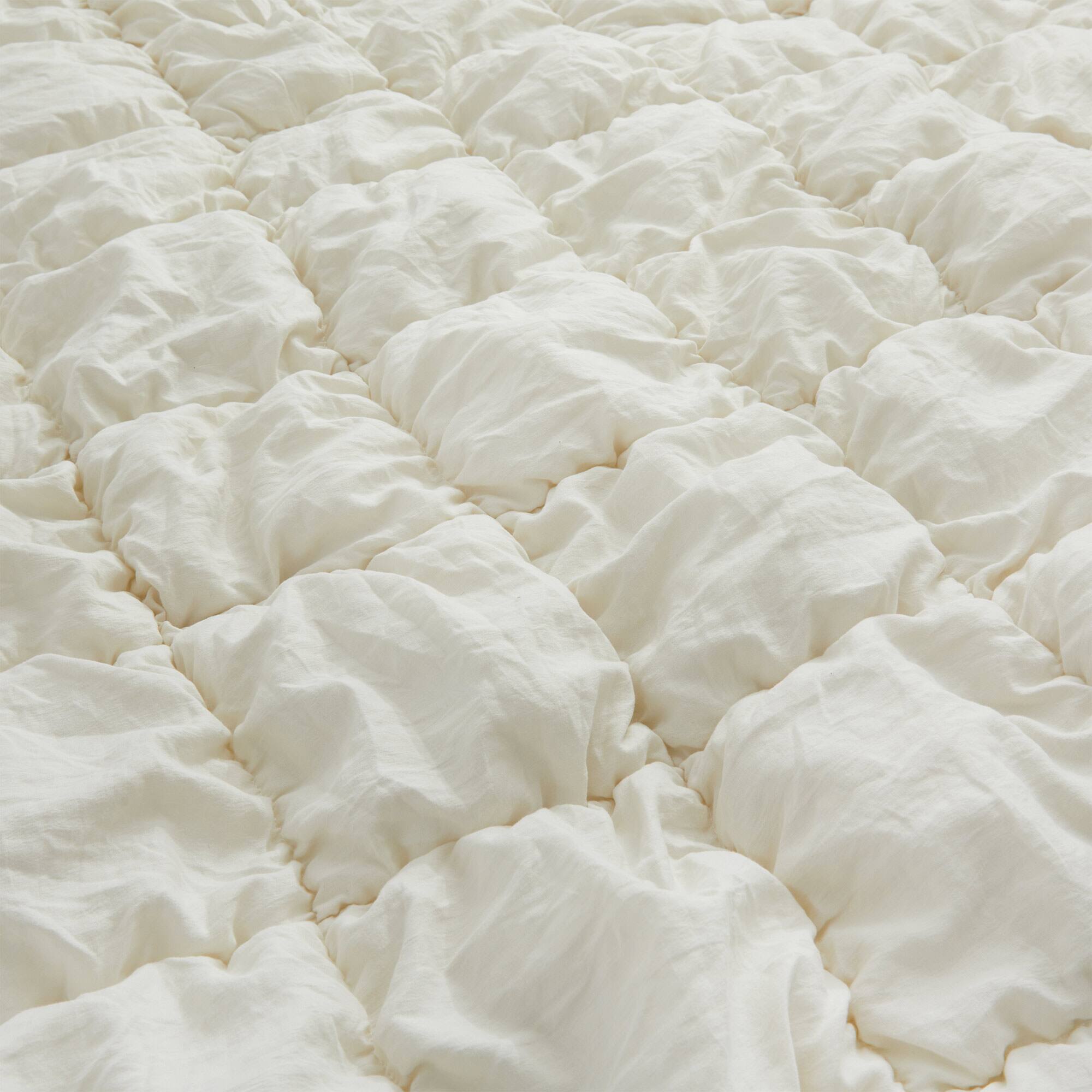 Left. Peace Nest - Peace Nest Modern All Season Puff Comforter Set with Pillowcases, Cream, Full/Queen - Cream.