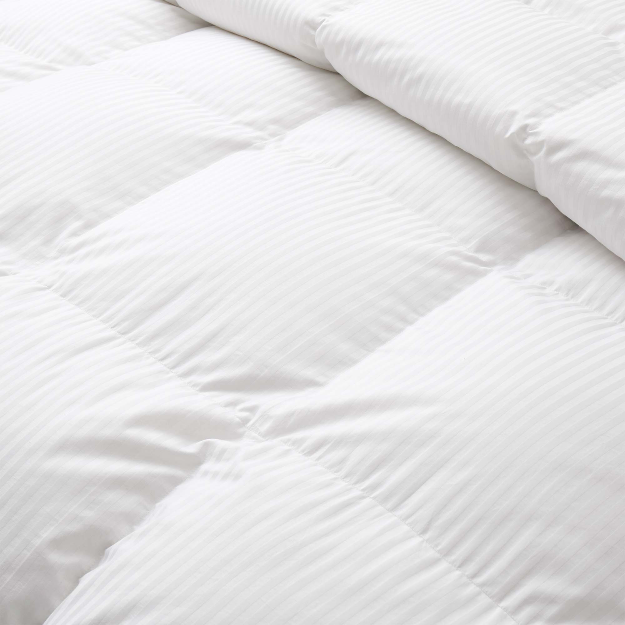 Left. Puredown - Puredown All-Season 800 Fill Power European 90% White Down Comforter Made in Germany, Full/Queen - White.