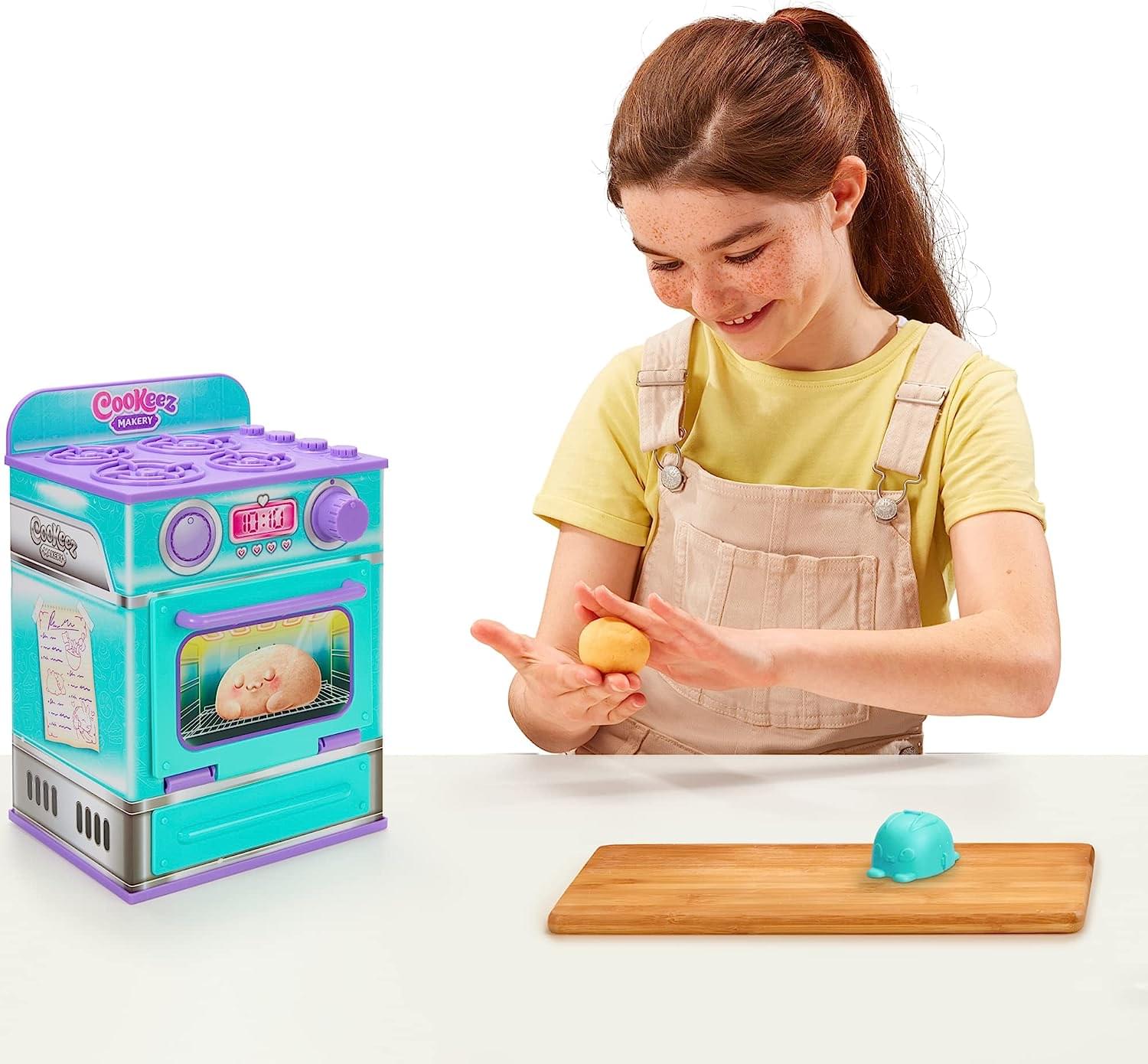 Moose Toys Cookeez Makery Oven Mix and Make Plush Playset | Bread