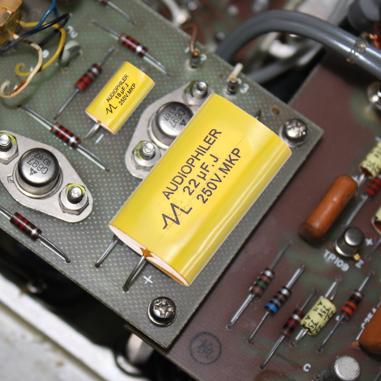 29C) L9 L690 (E) ER AUDIOPHILER . 250V.MKP W 567 C697 AUDIOPHILER J 22HF.J uF. 250V.MKP 22 250V W + TPI09 Z A16 AS A T C

AUDIOPHILER 22 uF 250V MKP