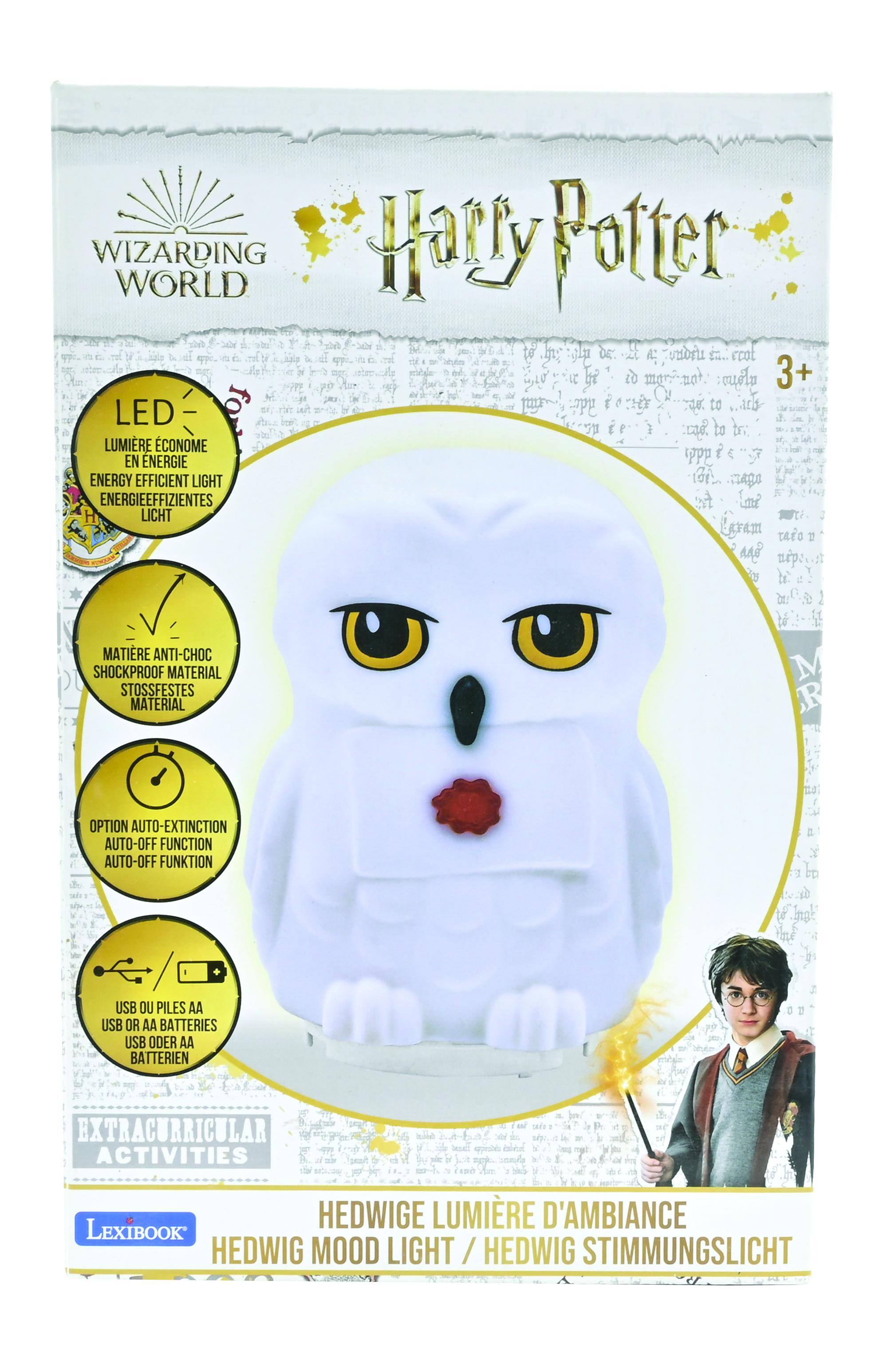 WIZARDING WORLD Harry Potter

- LED - LUMIÈRE ÉCONOME
- EN ENERGIE - ENERGY EFFICIENT LIGHT - ENERGIEEFFIZIENTES LICHT
- MATIÈRE ANTI-CHOC - SHOCKPROOF MATERIAL - STOSSFESTES MATERIAL
- OPTION AUTO-EXTINCTION - AUTO-OFF FUNCTION - AUTO-OFF FUNKTION
- USB OU PILES AA - USB ODER AA BATTERIEN

EXTRACURRICULAR ACTIVITIES

LEXIBOOK

HEDWIGE LUMIÈRE D'AMBANCE - HEDWIG MOOD LIGHT - HEDWIG STIMMUNGSLICHT