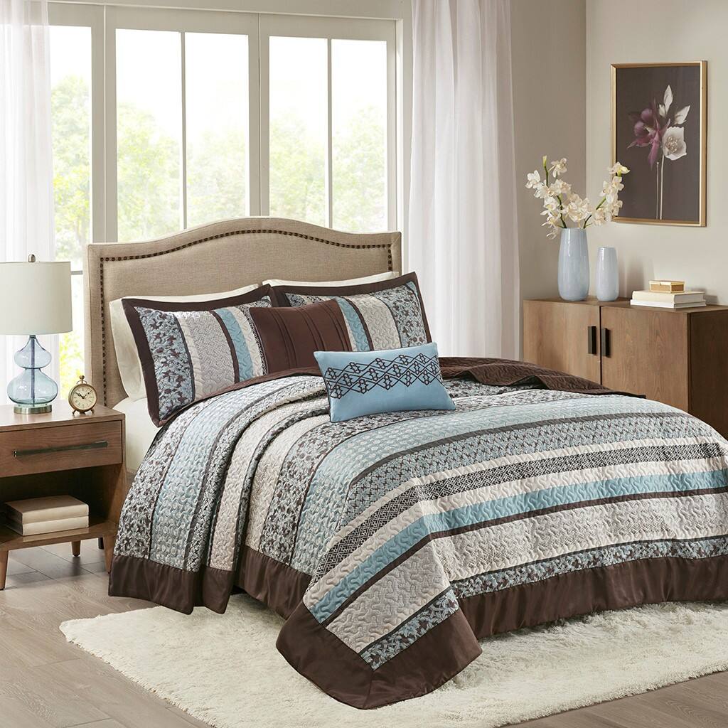 Alt View 1. Gracie Mills - Gracie Mills Irmgard 5-Piece Reversible Jacquard Bedspread Set - Blue.