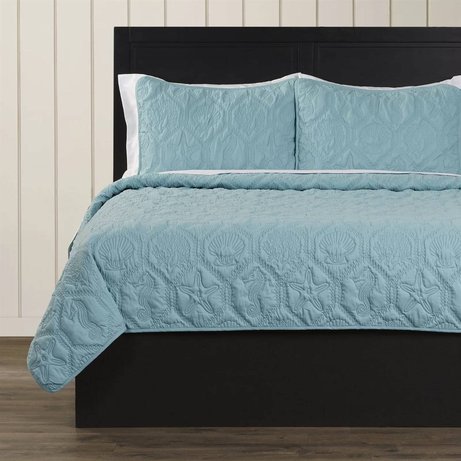 Angle. Hivvago - King Coastal Beach Starfish Seashell Seahorse Aqua Blue Teal 3-Piece Quilt Set - Aqua Blue.