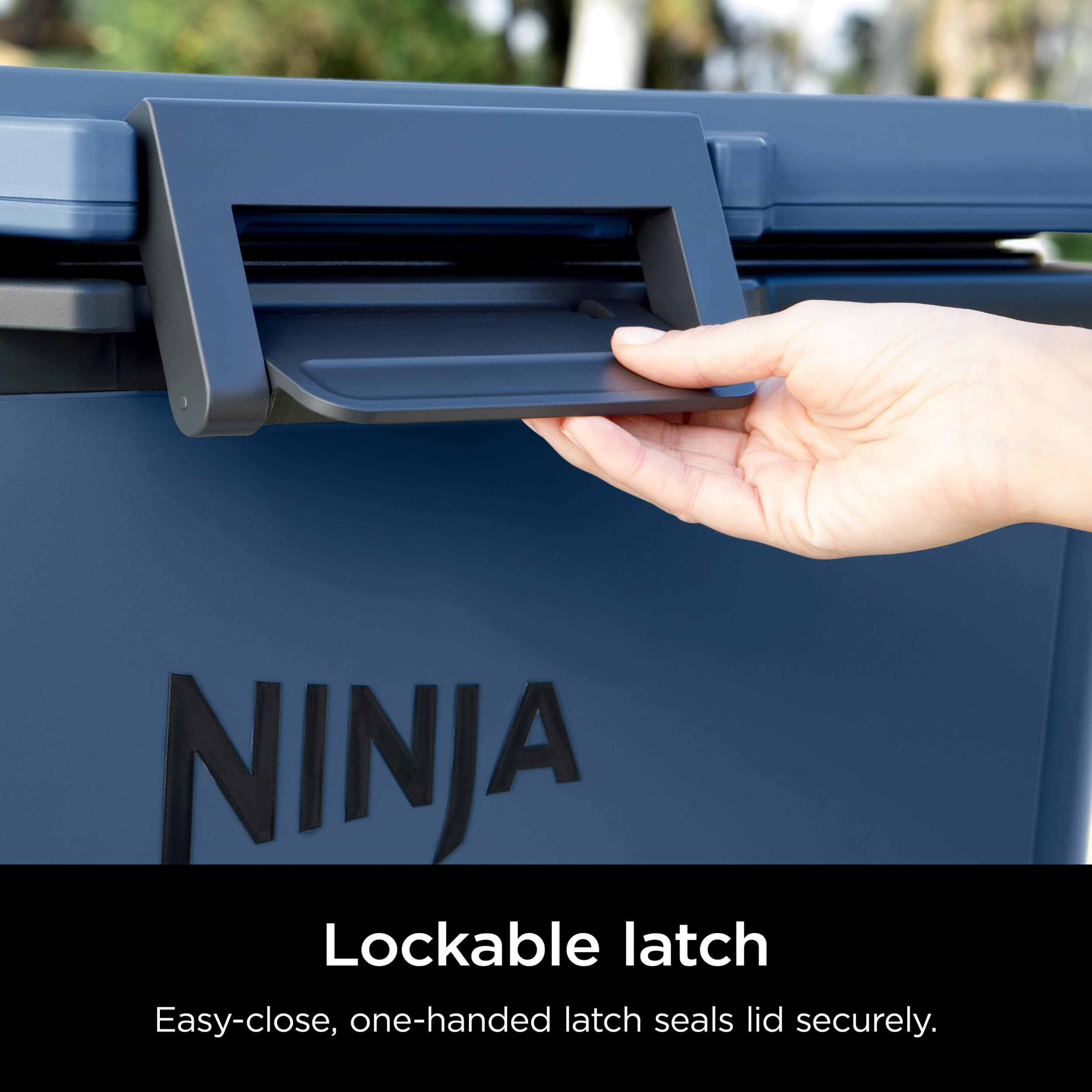 NINJA Lockable latch Easy-close, one-handed latch seals lid securely.
