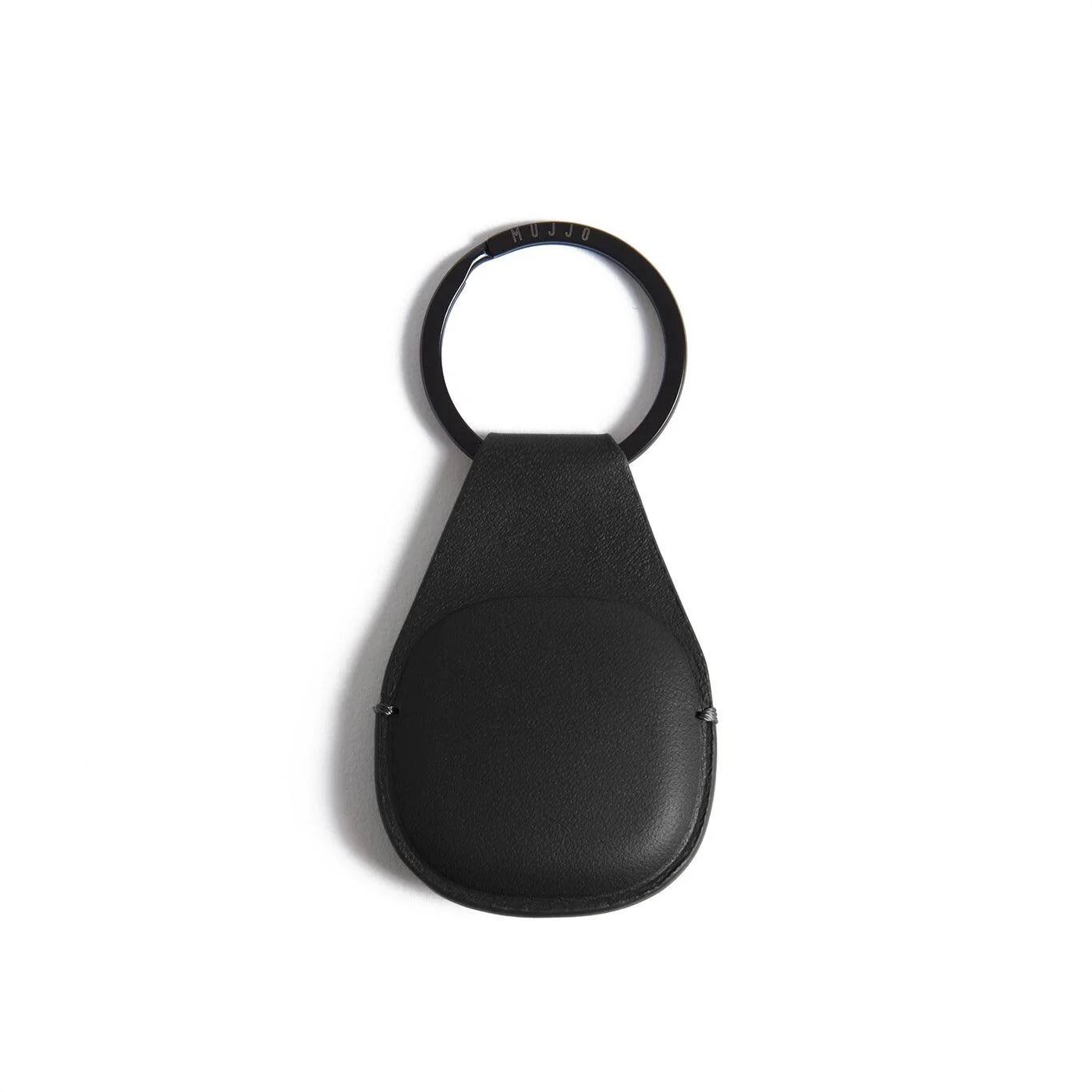 Angle. Mujjo - Canopy AirTag Keychain - Black.