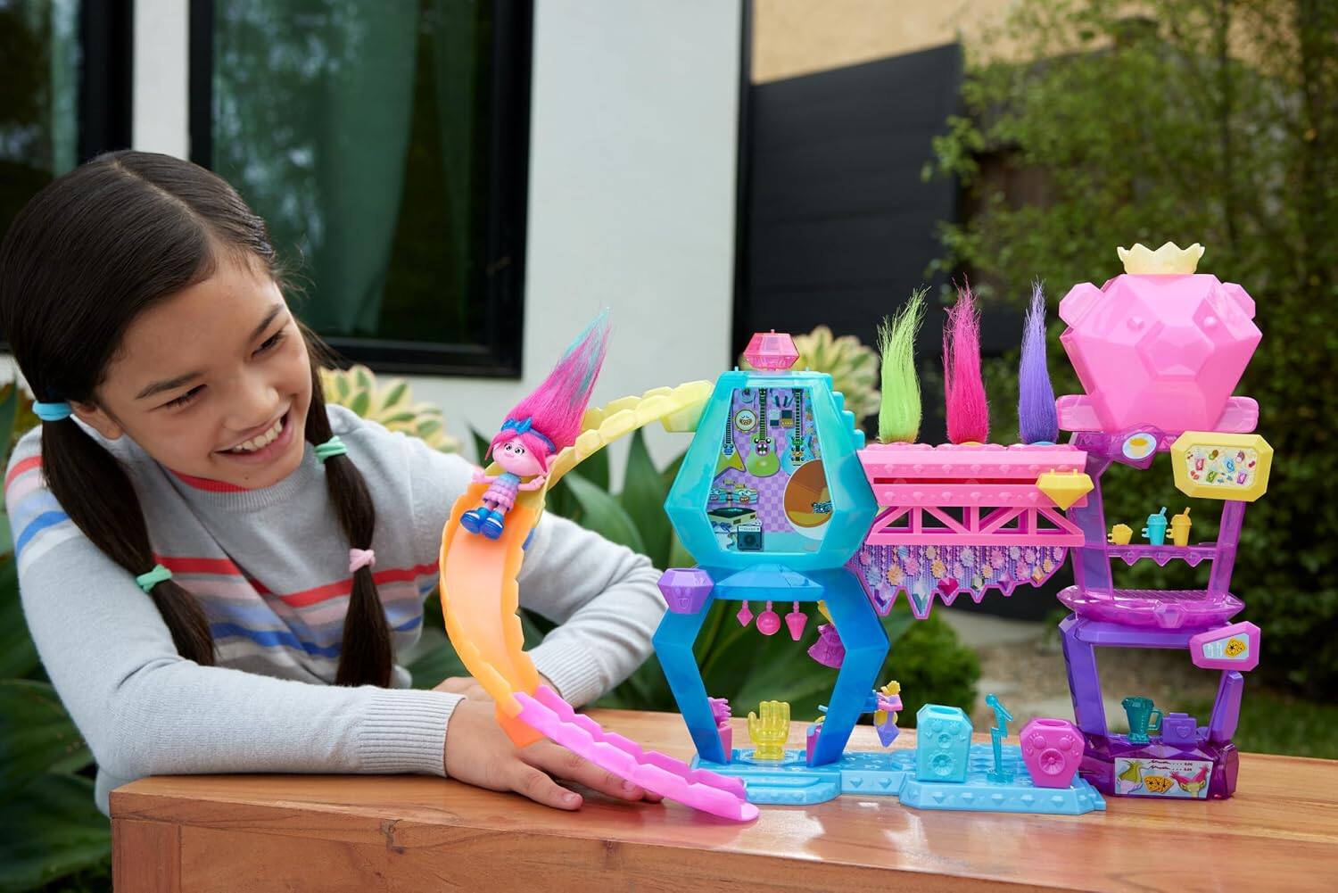 Angle. Mattel - Mattel DreamWorks Trolls Band Together Toys, Mount Rageous Playset with Queen Poppy Small Doll.