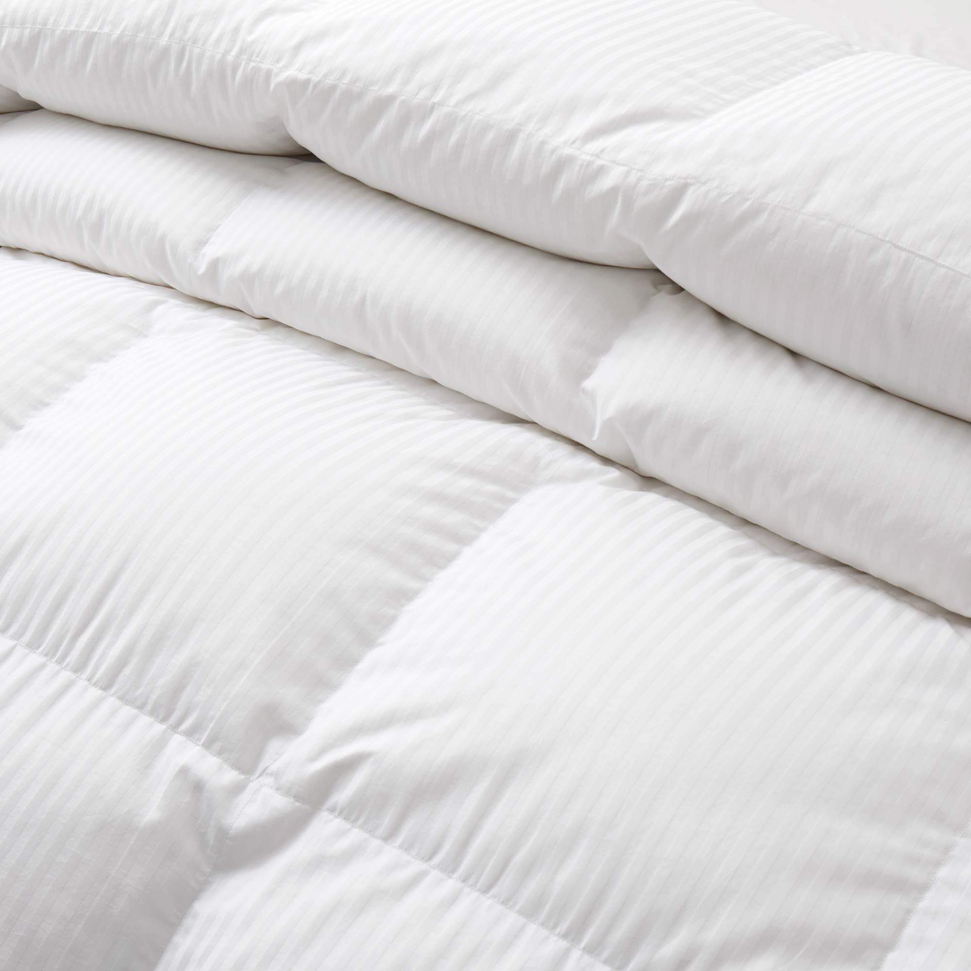 Alt View 1. Puredown - Puredown All-Season 800 Fill Power European 90% White Down Comforter Made in Germany, Full/Queen - White.