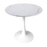LeisureMod - Bristol Round Dining Table, Modern MDF/Sintered Stone Top & Scratch-Resistant Steel Base Kitchen Table - Beveled - Marbled White