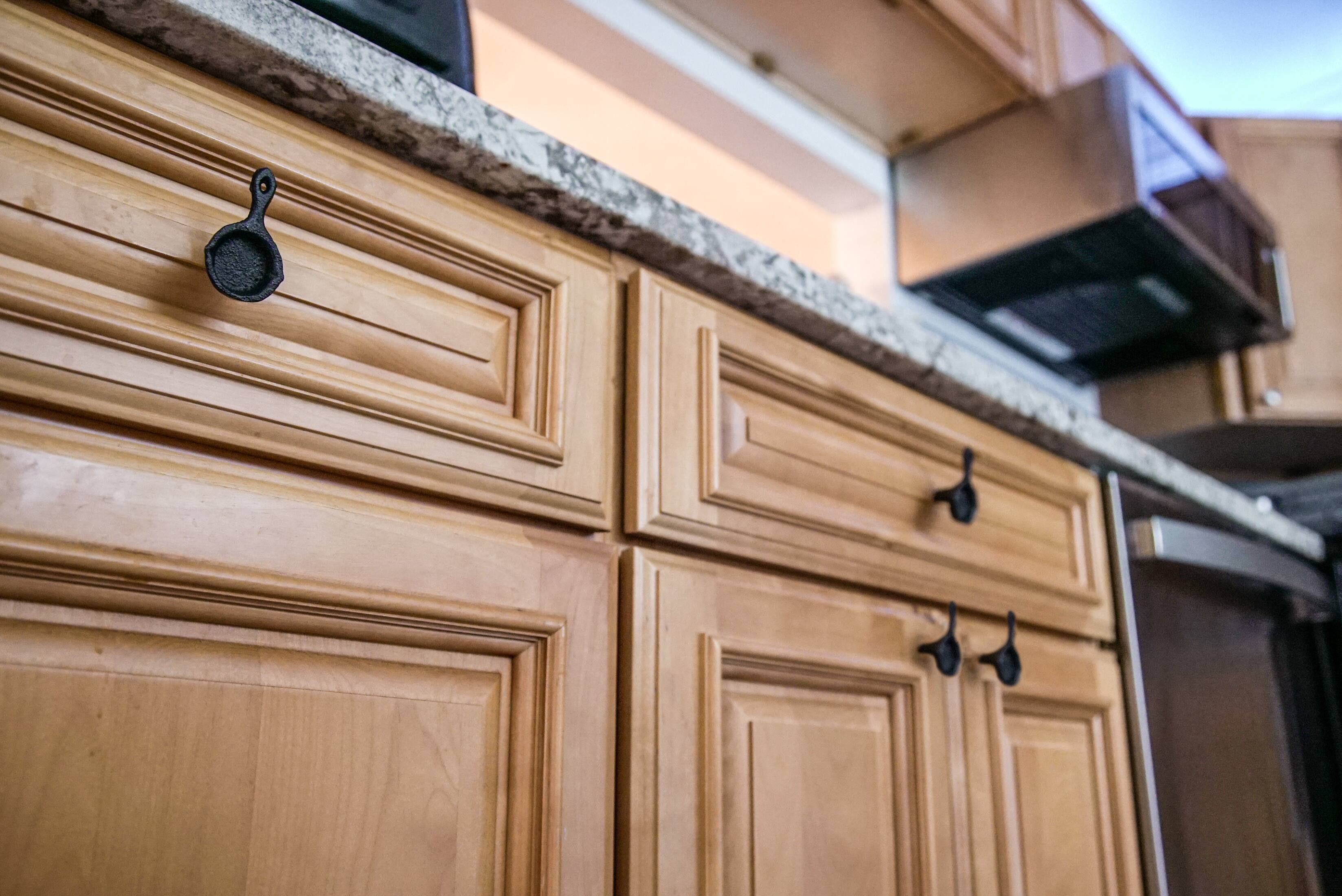 Alt View 5. Zeckos - Set of 6 Mini Cast Iron Skillet Drawer Pulls Decorative Kitchen Cabinet Knobs - Black.