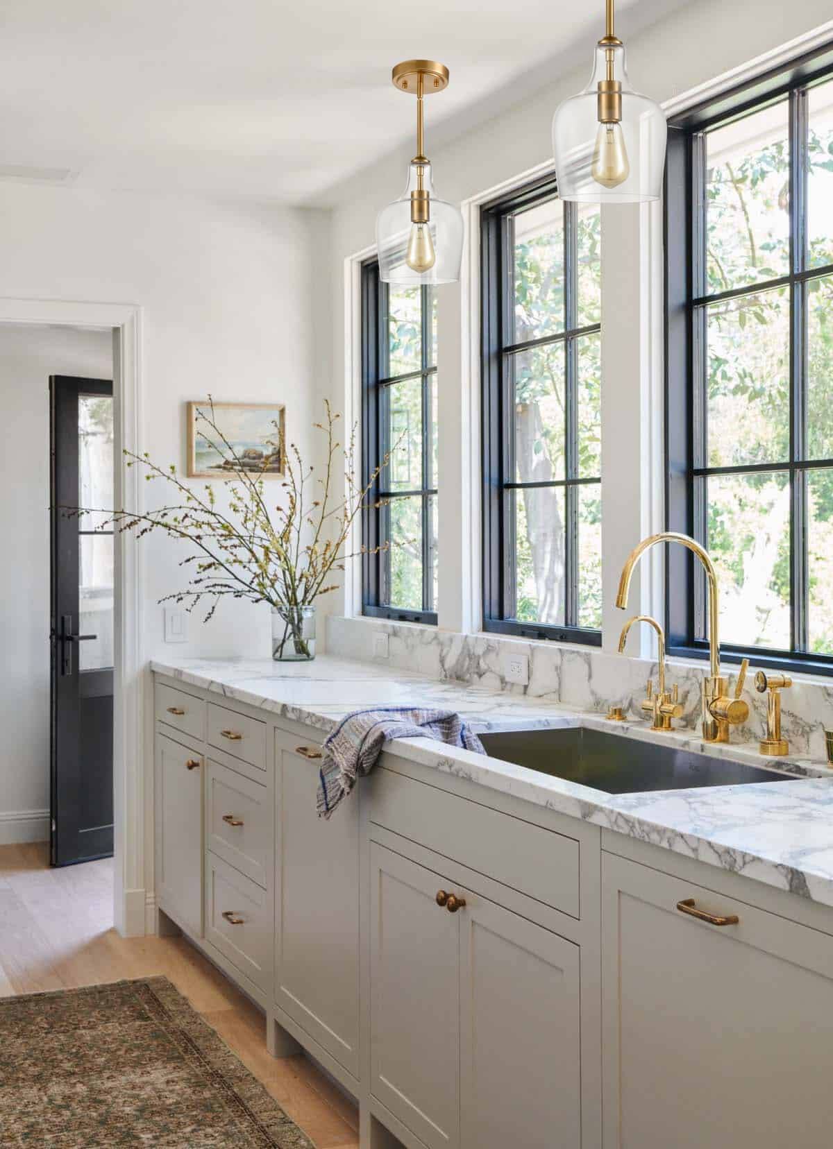 Angle. MOOSE - Modern Brass Glass Pendant Light for Kitchen Rod-Hung - Gold.