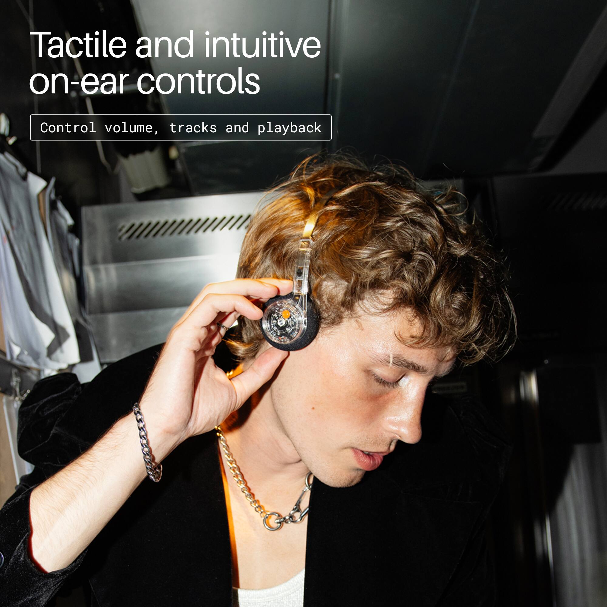 Tactile and intuitive on-ear controls  
Control volume, tracks and playback