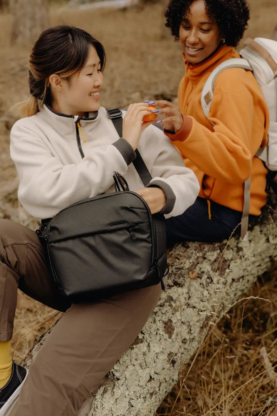 Alt View 17. Peak Design - Everyday Sling V2 6L - Black.