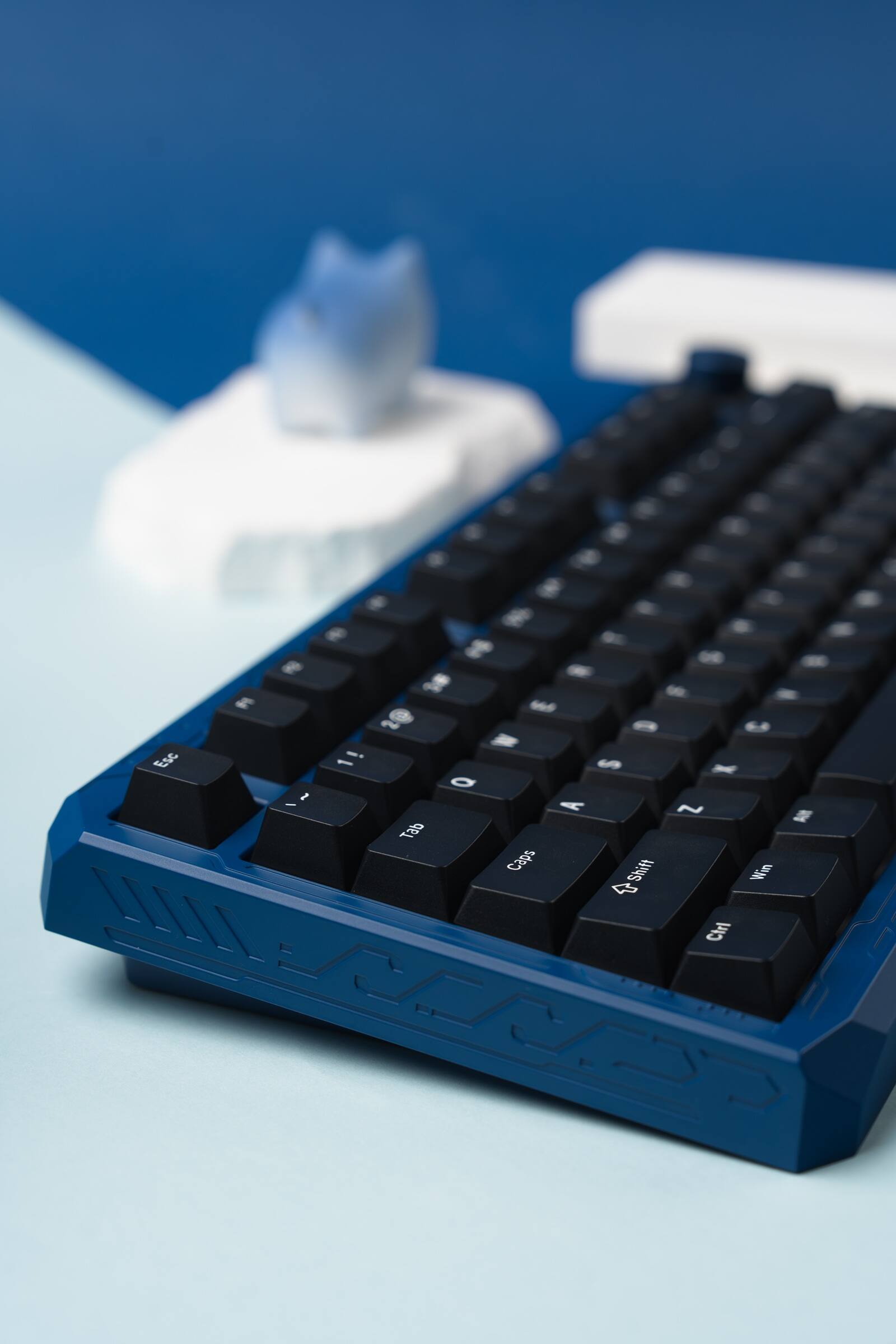 Esc 1 ! 2 @ 3 # 4 $ 5 % 6 ^ 7 & 8 * 9 ( 0 ) - _ = + Tab Q W E R T Y U I O P [ { ] } Caps A S D F G H J K L ; : ' " Enter Z X C V B N M , < . > ? Shift Ctrl Alt Space