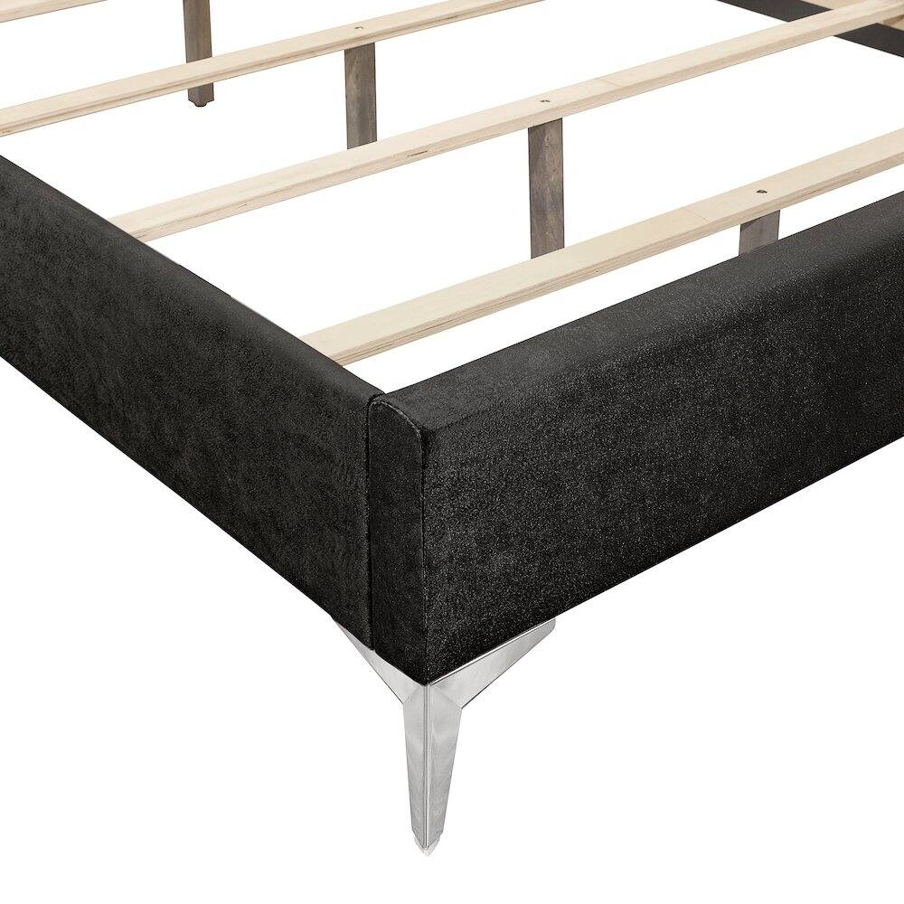 Left. New Classic Furniture - Huxley Wood Queen Bed - Black.