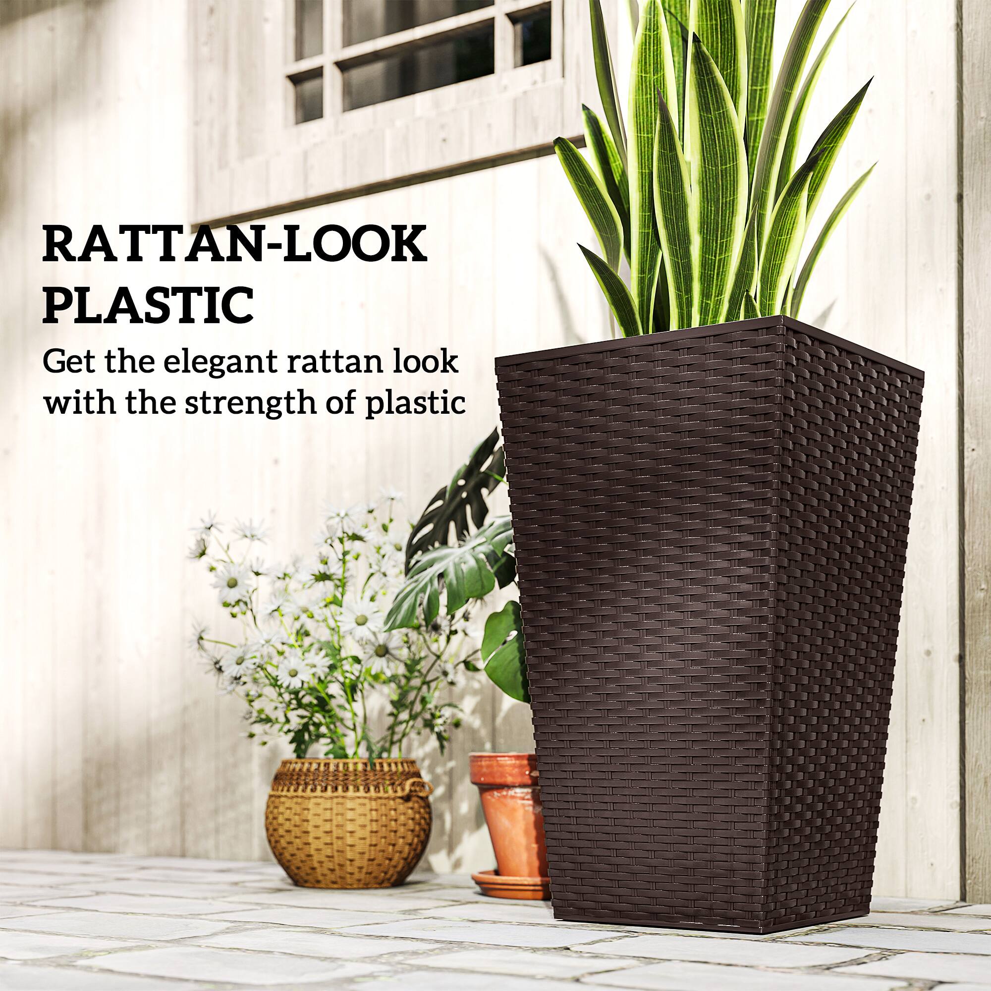 RATTAN-LOOK PLASTIC
Get the elegant rattan look with the strength of plastic