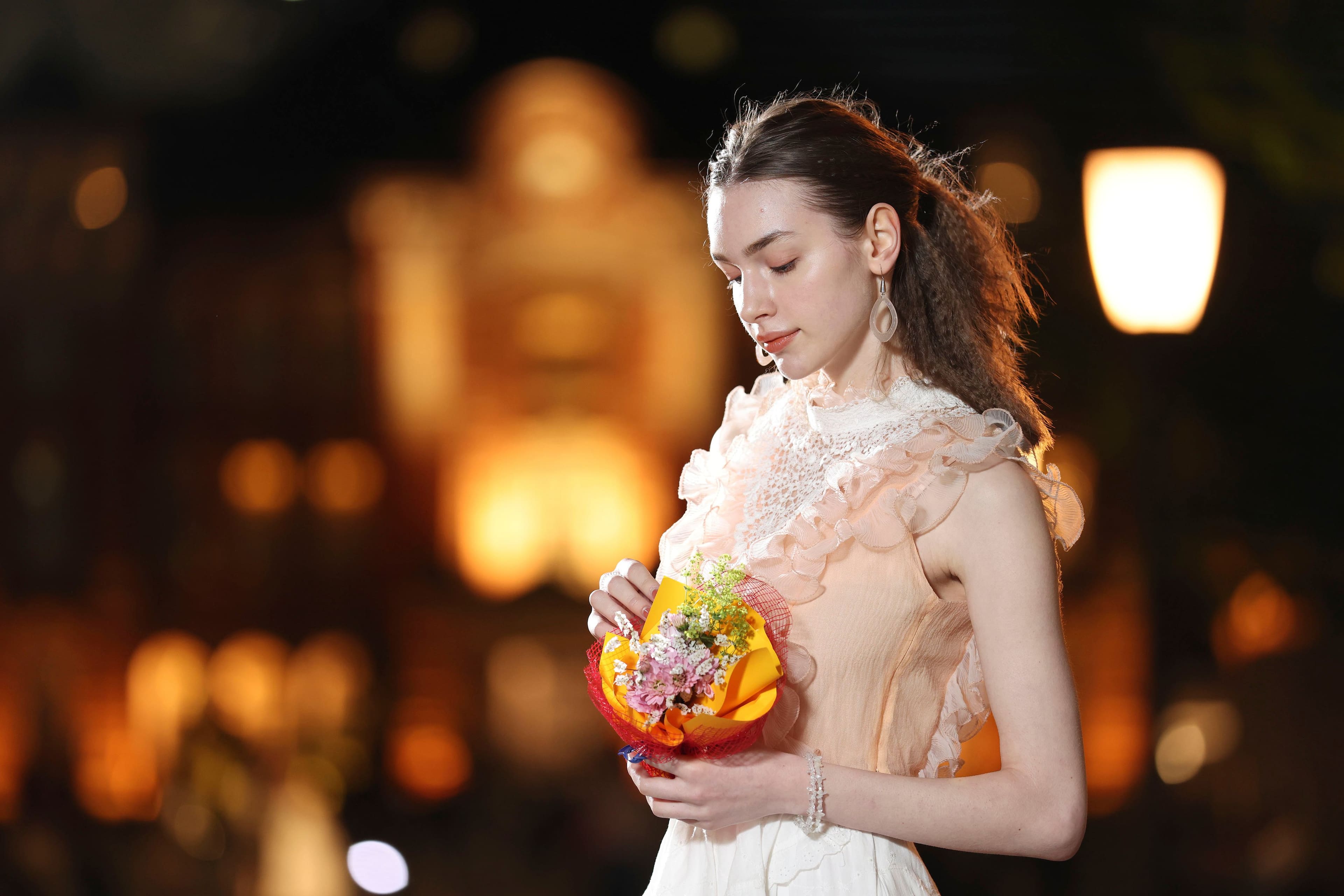 Alt View 16. Canon - RF70-200mm F2.8 L IS USM Z Hybrid Zoom Lens for Use with EOS R-Series Cameras - Black.