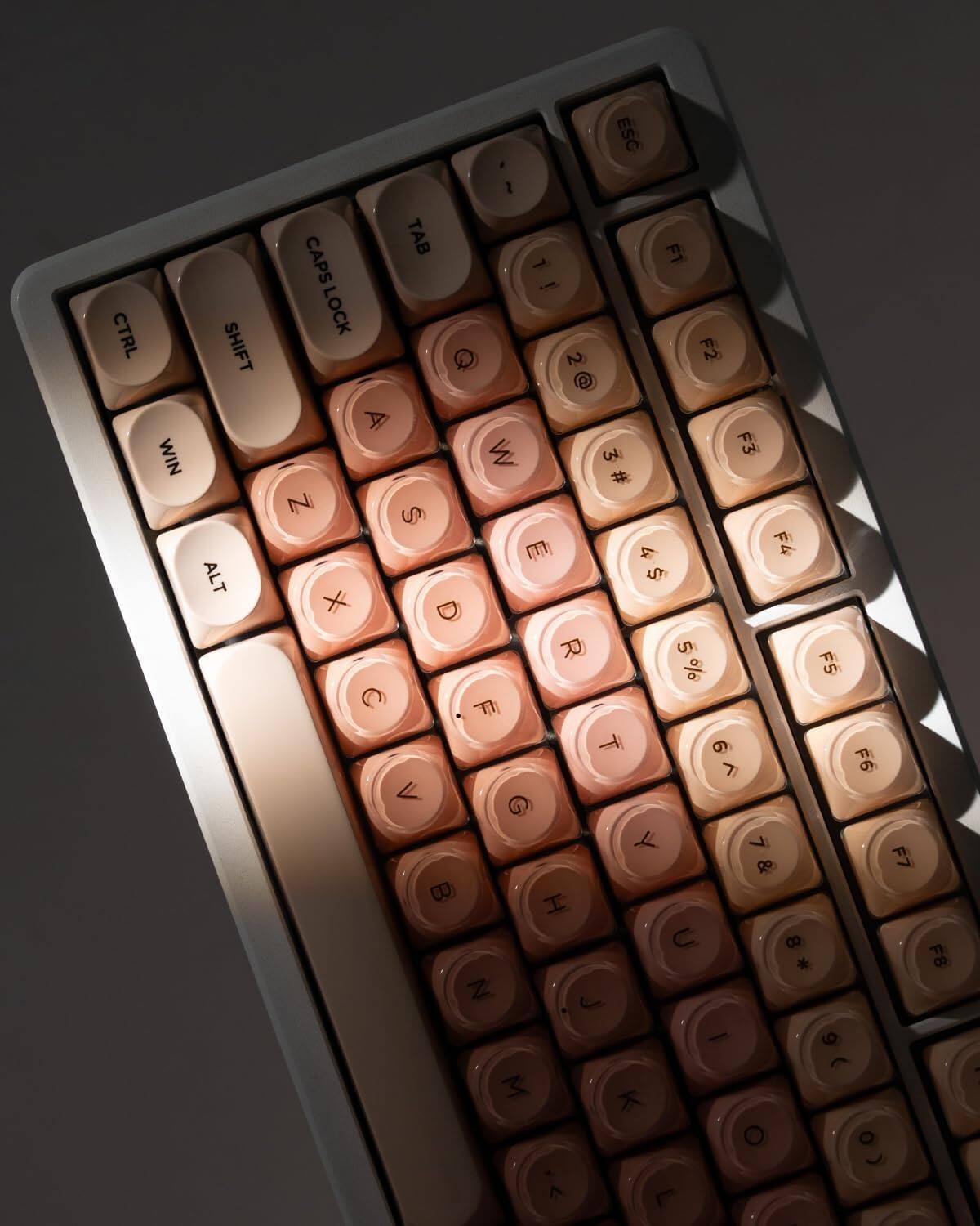 CTRL WIN  
SHIFT ALT  
ESC CAPS TAB F1 LOCK 2 F2 2@ W F3 3# N S M 4 F4 4$ $ X D R 5% C M T < 9 6 V G  7 & 7 & B I U 8 Z J - M  O  
F5 F6 F7 a ) O )  
F8